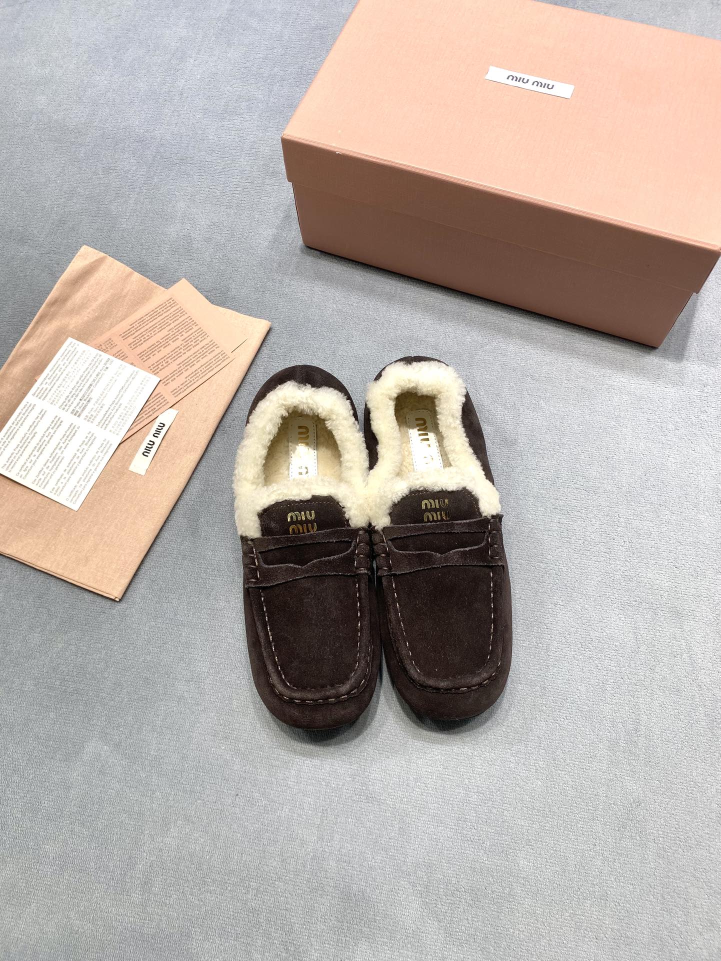 NO:692969,Miu Miu 2025 square toe loafers, flat dancing shoes, beanie shoes, dark brown color, fabric: cow lining: imported Australian sheep wool, outsole, original molded outsole, size 35-39 (customized for women 40), price, extremely cost-effective, volume price, no negotiation for bulk orders, fur shoes, miumiu, loafers19860909Miu Miu 2025 方头乐福鞋 平底跳舞鞋毛鞋 豆豆鞋 颜色深咖色 面料: 牛猄 內里: 进口澳洲绵羊毛 大底原版开模大底 码数35-39（女40定做） 价格 极致性价比跑量价、散单不议价,毛毛鞋,miumiu,loafers,Women's Shoes