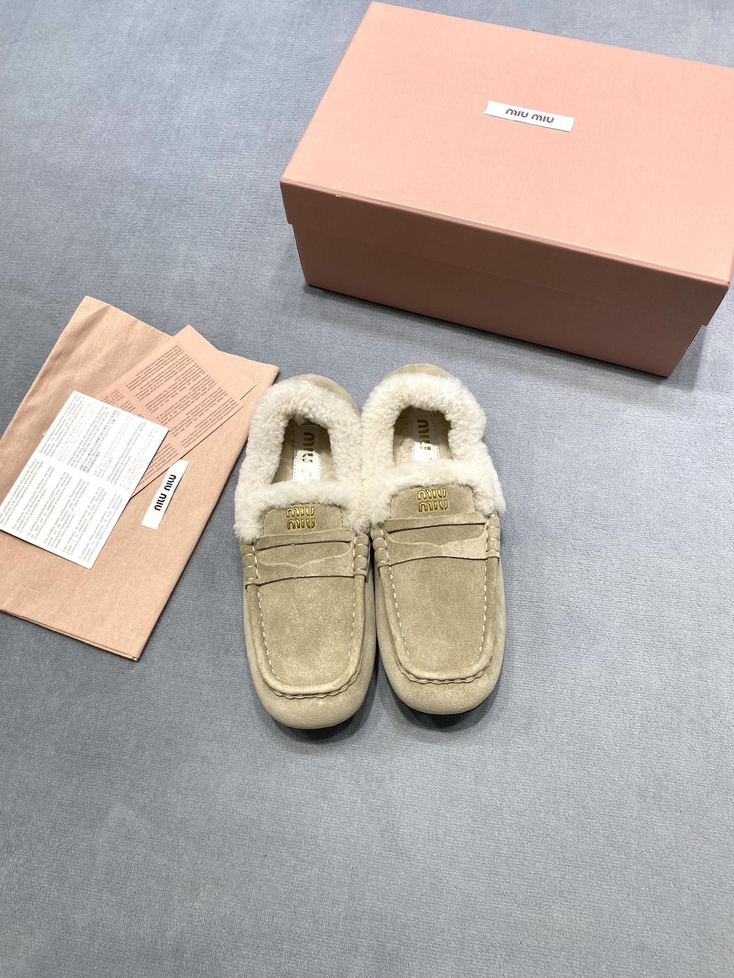 NO:692971,Miu Miu 2025 square toe loafers, flat dancing shoes, fur shoes, bean shoes, color khaki, fabric: cow lining: imported Australian sheep wool, outsole, original molded outsole, size 35-39 (customized for women 40), price, extremely cost-effective, volume price, no bargaining for bulk orders, fur shoes, miumiu, loafers19860909Miu Miu 2025 方头乐福鞋 平底跳舞鞋毛鞋 豆豆鞋 颜色卡其色 面料: 牛猄 內里: 进口澳洲绵羊毛 大底原版开模大底 码数35-39（女40定做） 价格 极致性价比跑量价、散单不议价,毛毛鞋,miumiu,loafers,Women's Shoes