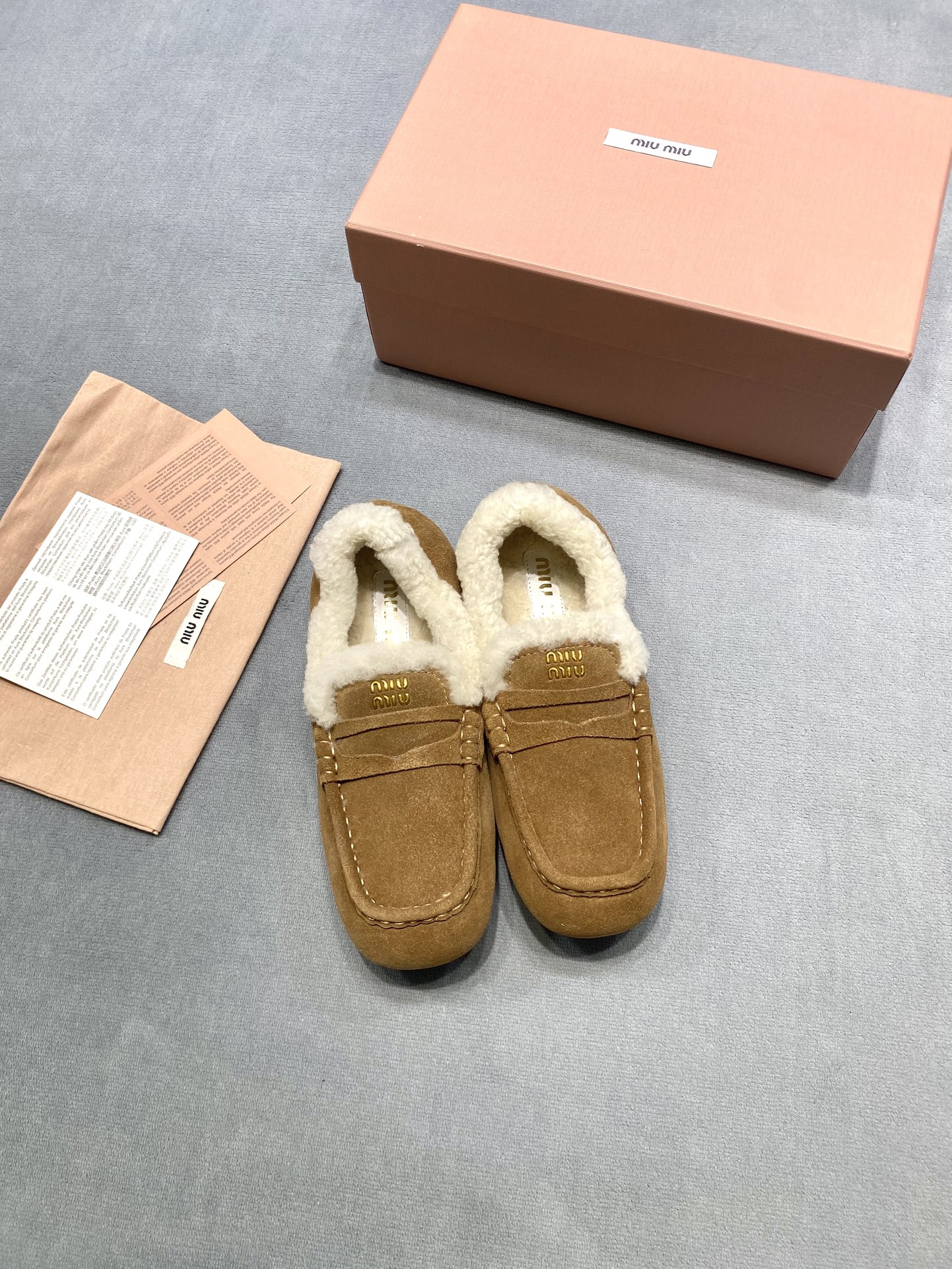 NO:692974,Miu Miu 2025 square toe loafers, flat dancing shoes, fur shoes, pea shoes, color antelope brown, fabric: cow lining: imported Australian sheep wool, outsole, original molded outsole, size 35-39 (customized for women 40), price, extremely cost-effective, volume price, no bargaining for bulk orders, fur shoes, miumiu, loafers19860909Miu Miu 2025 方头乐福鞋 平底跳舞鞋毛鞋 豆豆鞋 颜色羚羊棕 面料: 牛猄 內里: 进口澳洲绵羊毛 大底原版开模大底 码数35-39（女40定做） 价格 极致性价比跑量价、散单不议价,毛毛鞋,miumiu,loafers,Women's Shoes