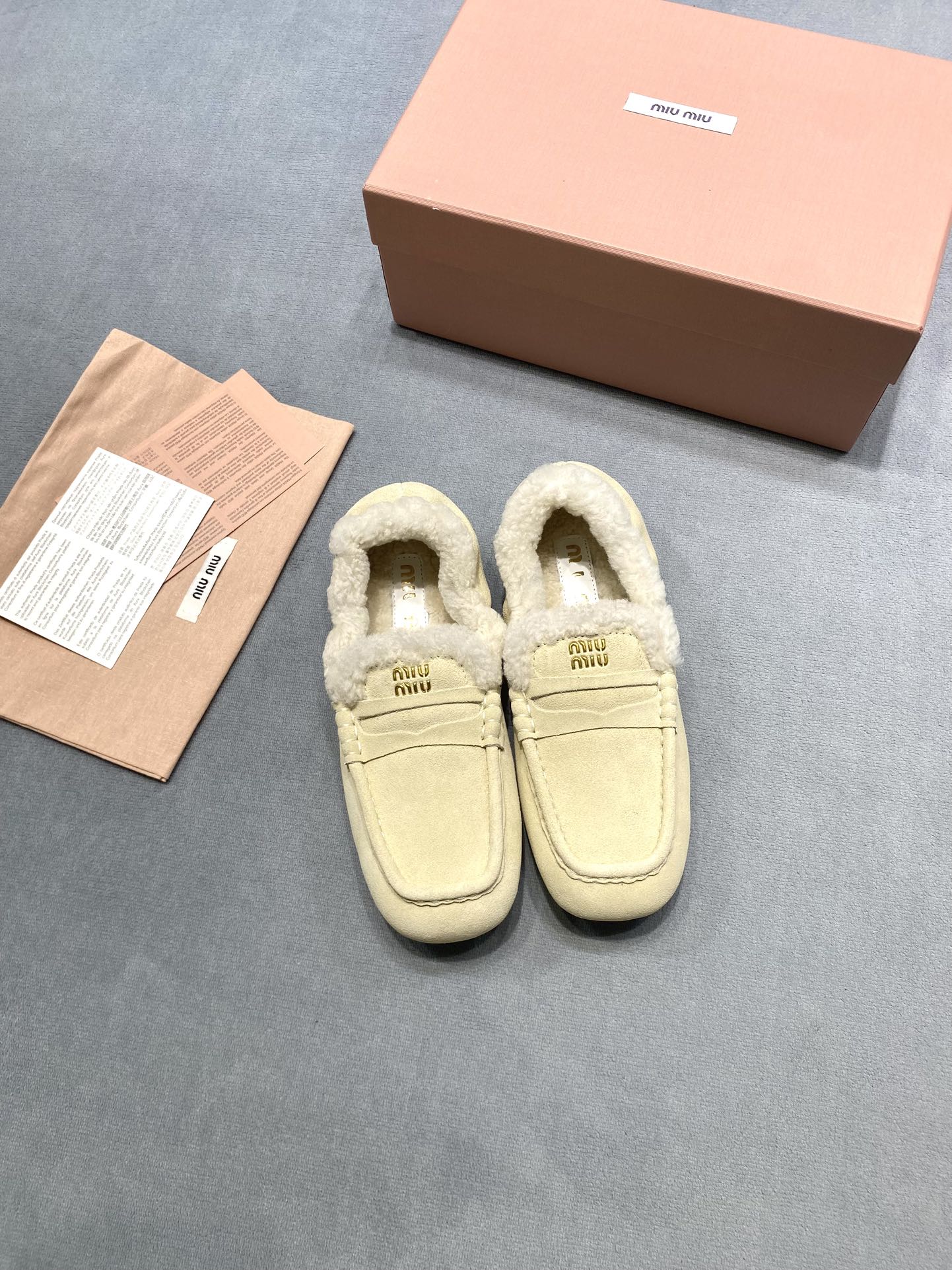 NO:692979,Miu Miu 2025 square toe loafers, flat dancing shoes, beanie shoes, color cream yellow, fabric: cow lining: imported Australian sheep wool, outsole, original molded outsole, size 35-39 (customized for women 40), price, extremely cost-effective, quantity price, no negotiation for bulk orders, fur shoes, miumiu, loafers19860909Miu Miu 2025 方头乐福鞋 平底跳舞鞋毛鞋 豆豆鞋 颜色奶油黄 面料: 牛猄 內里: 进口澳洲绵羊毛 大底原版开模大底 码数35-39（女40定做） 价格 极致性价比跑量价、散单不议价,毛毛鞋,miumiu,loafers,Women's Shoes