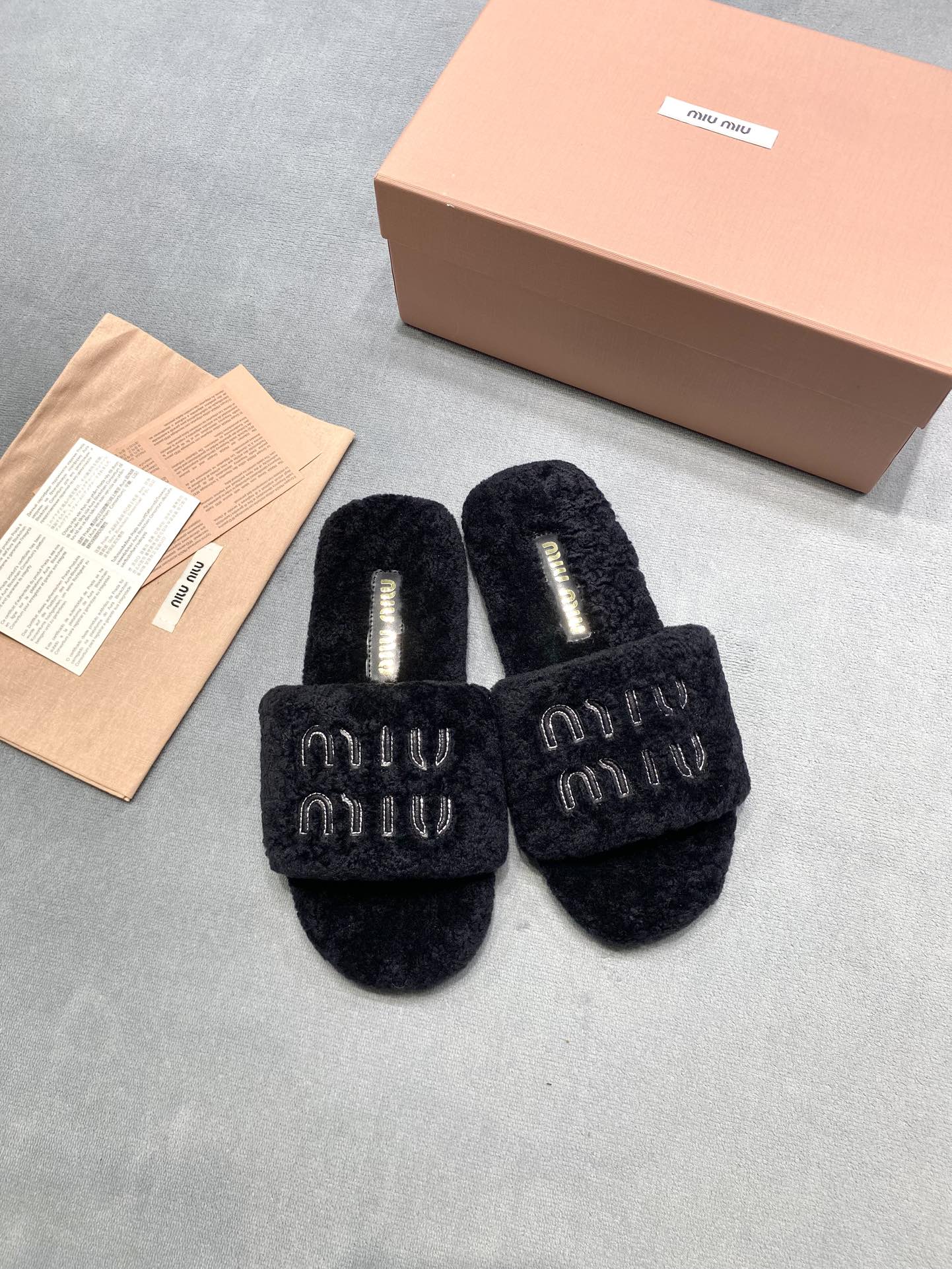 NO:693251,(Thin sole) Original development MiuMiu Miu Miu 2025 new autumn and winter lazy sheep real wool lazy slippers Color-blocked flat thin-soled lamb wool Color black Fabric: Lamb wool imported from Australia Lining: Lamb wool imported from Australia Outsole Original rubber outsole Size 35-39 (40.41 customized) Price Extremely cost-effective, volume price, no bargaining for loose orders, woolen shoes and slippers, miumiu, slippers19860909（薄底）原版开发 MiuMiu缪缪 2025新款秋冬懒羊羊真羊毛懒人拖鞋 拼色平底薄底羊羔毛 颜色黑色 面料: 澳洲进口羊羔毛 內里: 澳洲进口羊羔毛 大底原版橡胶大底 码数35-39（40.41定做） 价格 极致性价比跑量价、散单不议价,毛毛鞋拖鞋,miumiu,slippers,Women's Shoes