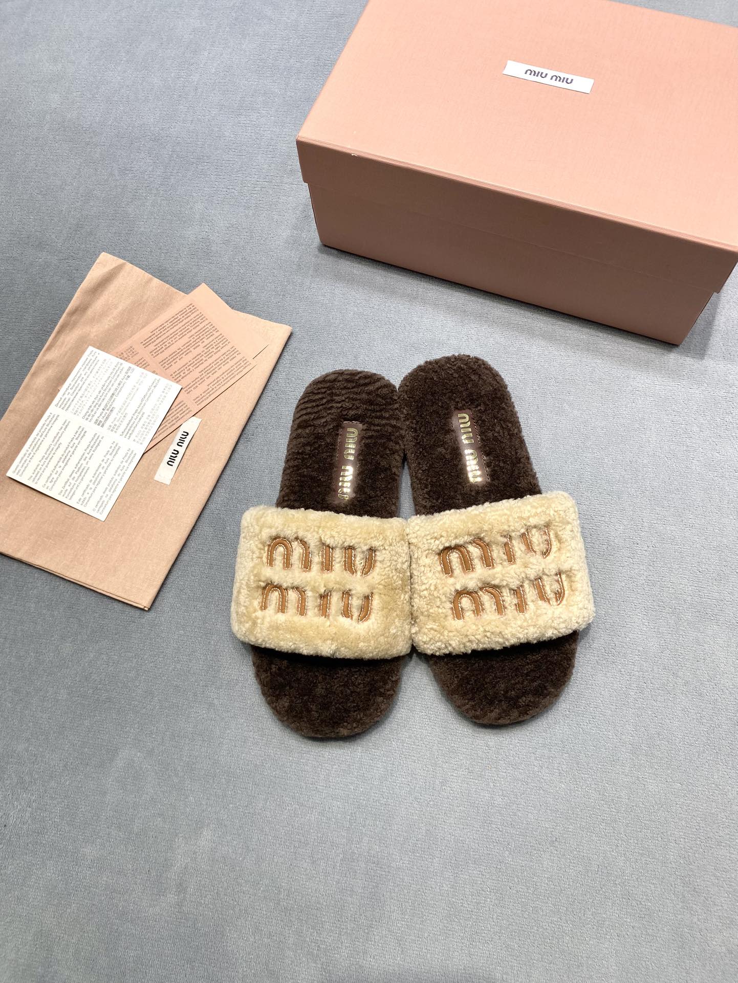 NO:693257,(Thin sole) Original development MiuMiu Miu Miu 2025 new autumn and winter lazy sheep real wool lazy slippers, color-blocked flat thin-soled lamb wool, color apricot, double color combination Fabric: Lamb wool imported from Australia Lining: Lamb wool imported from Australia Outsole Original rubber outsole Size 35-39 (customized at 40.41) Price Extremely cost-effective, quantity and price, no negotiation for bulk orders, furry shoes and slippers, miumiu, slippers19860909（薄底）原版开发 MiuMiu缪缪 2025新款秋冬懒羊羊真羊毛懒人拖鞋 拼色平底薄底羊羔毛 颜色杏咖 双拼色 面料: 澳洲进口羊羔毛 內里: 澳洲进口羊羔毛 大底原版橡胶大底 码数35-39（40.41定做） 价格 极致性价比跑量价、散单不议价,毛毛鞋拖鞋,miumiu,slippers,Women's Shoes