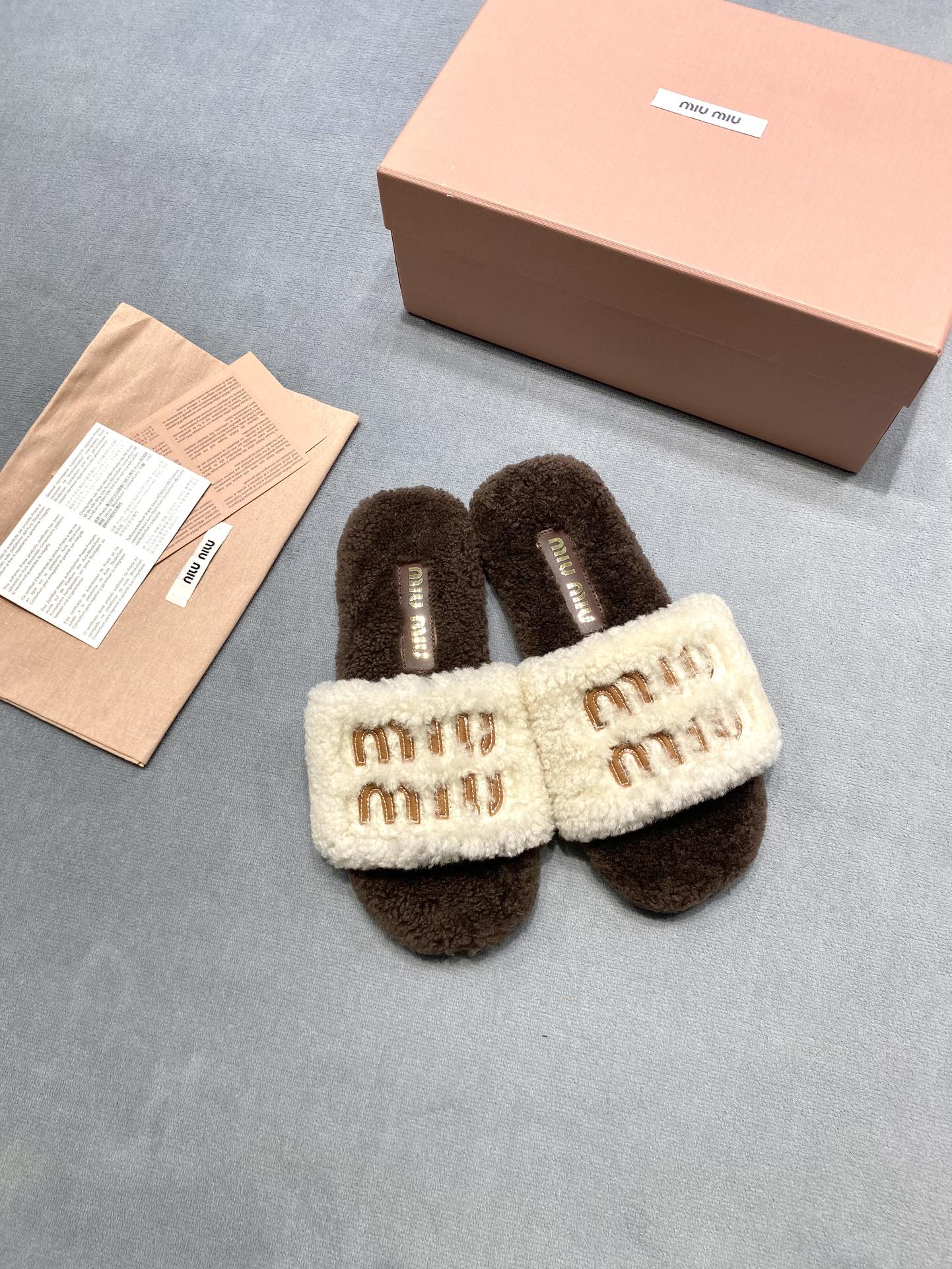 NO:693239,(Thin sole) Original development MiuMiu Miu Miu 2025 new autumn and winter lazy sheep real wool lazy slippers Color-blocked flat thin-soled lamb wool Color Mika Double-blocked colors Fabric: Lamb wool imported from Australia Lining: Lamb wool imported from Australia Outsole Original rubber outsole Size 35-39 (customized at 40.41) Price Extremely cost-effective, quantity and price, no negotiation for bulk orders, furry shoes and slippers, miumiu, slippers19860909（薄底）原版开发 MiuMiu缪缪 2025新款秋冬懒羊羊真羊毛懒人拖鞋 拼色平底薄底羊羔毛 颜色米咖 双拼色 面料: 澳洲进口羊羔毛 內里: 澳洲进口羊羔毛 大底原版橡胶大底 码数35-39（40.41定做） 价格 极致性价比跑量价、散单不议价,毛毛鞋拖鞋,miumiu,slippers,Women's Shoes