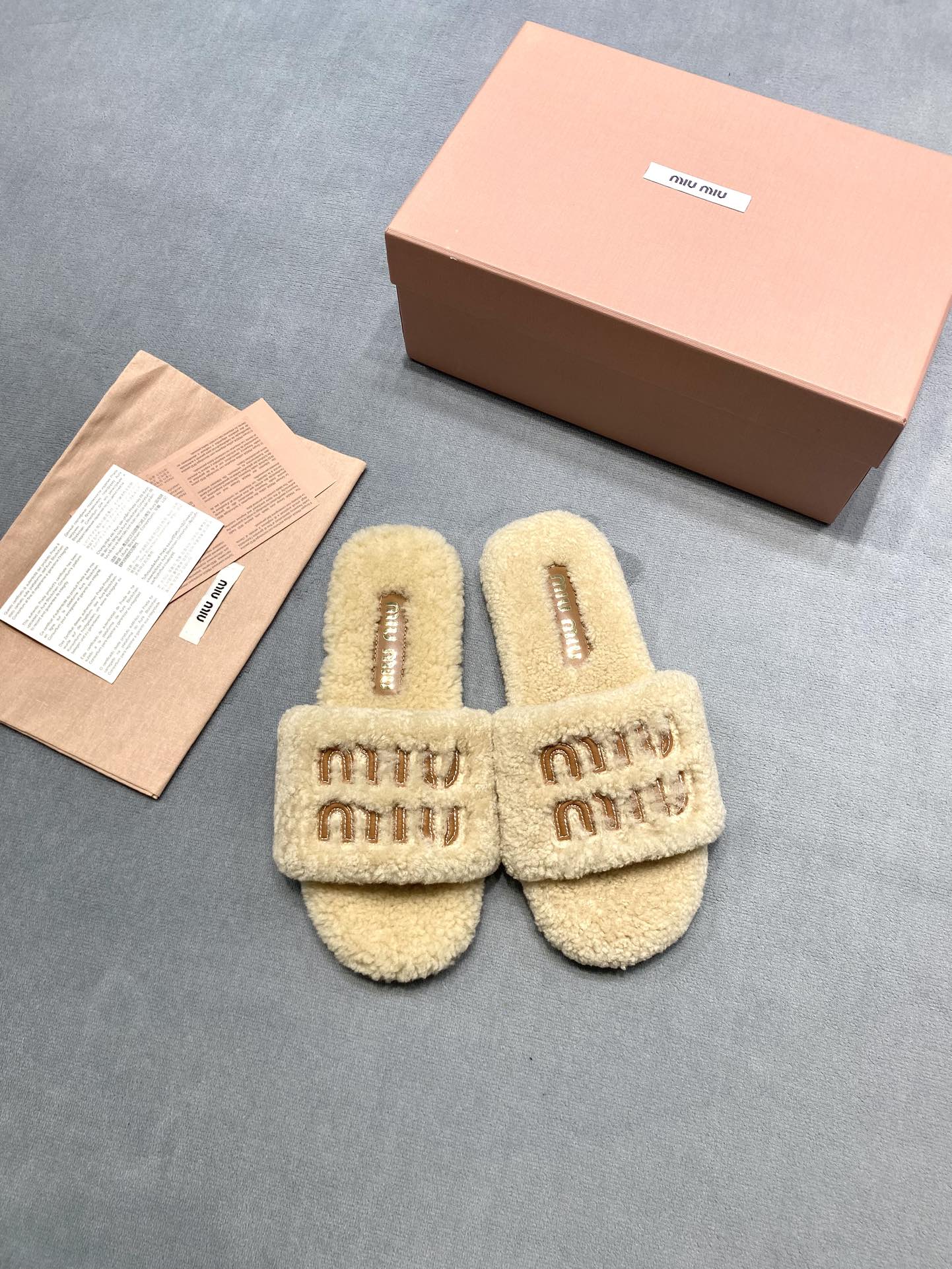 NO:693241,(Thin sole) Original development MiuMiu Miu Miu 2025 new autumn and winter lazy sheep real wool lazy slippers Color-blocked flat thin-soled lamb wool Color apricot Fabric: Australian imported lamb wool Lining: Australian imported lamb wool Outsole Original rubber outsole Size 35-39 (40.41 customized) Price Extremely cost-effective, volume price, no bargaining for loose orders, woolen shoes and slippers, miumiu, slippers19860909（薄底）原版开发 MiuMiu缪缪 2025新款秋冬懒羊羊真羊毛懒人拖鞋 拼色平底薄底羊羔毛 颜色杏色 面料: 澳洲进口羊羔毛 內里: 澳洲进口羊羔毛 大底原版橡胶大底 码数35-39（40.41定做） 价格 极致性价比跑量价、散单不议价,毛毛鞋拖鞋,miumiu,slippers,Women's Shoes