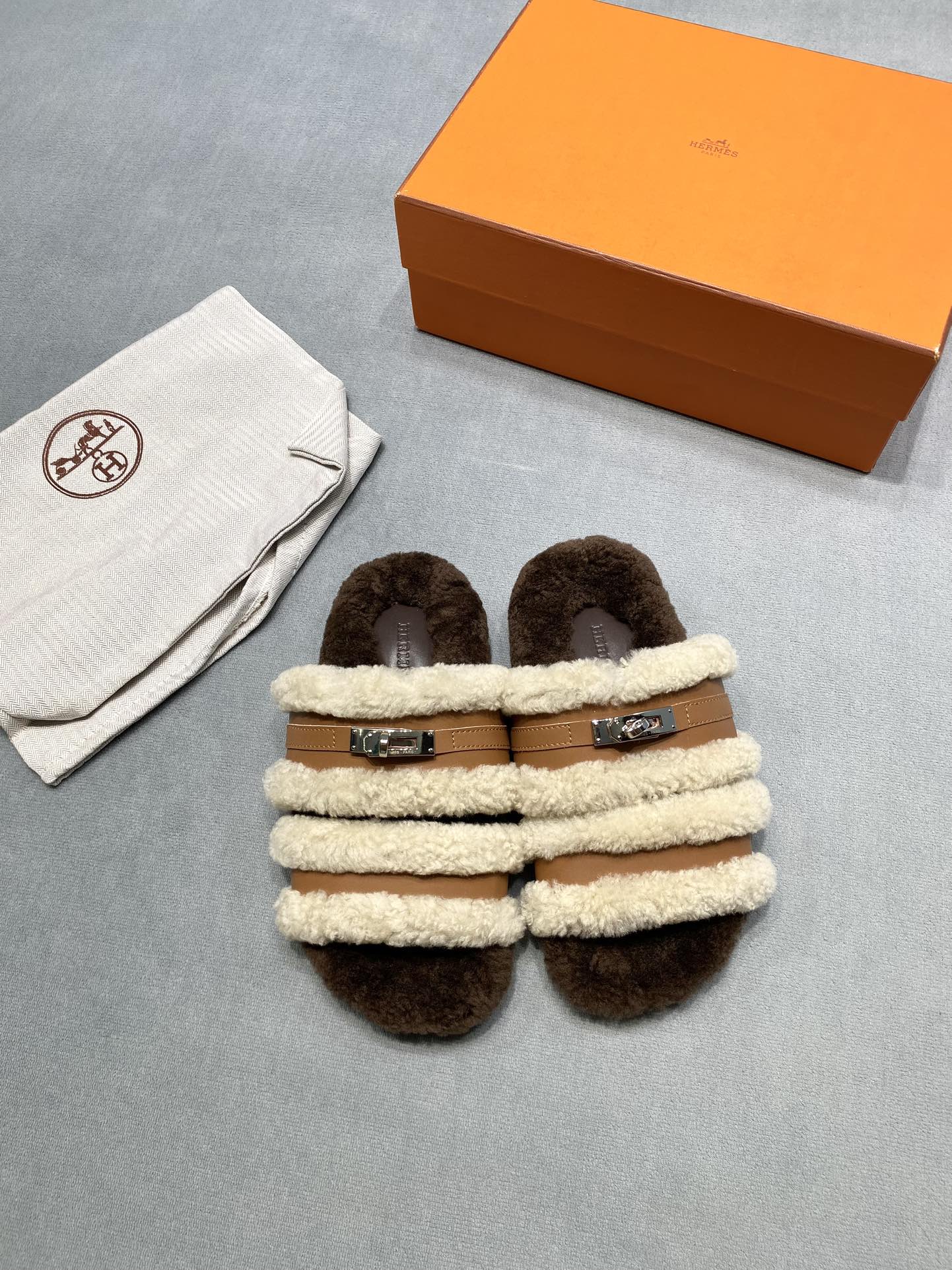 NO:693276,G021*Hermès fur one-piece rolled cake wool second uncle mop. This year's fabrics are all made of A+ fur integrated rolled cake wool. It is so cute and cute, and it feels like stepping on the clouds. Wear it barefoot or with socks, it is very fashionable. Fabric: Australian imported lamb wool/Italian first-layer cowhide. Lining: Australian imported lamb wool outsole original rubber outsole. Size 35-39 (customized at 40.41) Price Genuine materials, extremely cost-effective, no bargaining for loose orders, semi-molar furry shoes, hermes, cowhide, socks19860909G021*爱马仕皮毛一体卷糕毛二舅拖 今年面料均选用A+皮毛一体卷糕毛 毛茸茸的 敲可爱的,踩云脚感,光脚或者搭配个袜子穿,都时髦的不行哦 面料: 澳洲进口羊羔毛/意大利头层牛皮 內里: 澳洲进口羊羔毛 大底原版橡胶大底 码数35-39（40.41定做） 价格 真材实料、极致性价比跑量价、散单不议价,半拖毛毛鞋,hermes,cowhide,socks,Women's Shoes