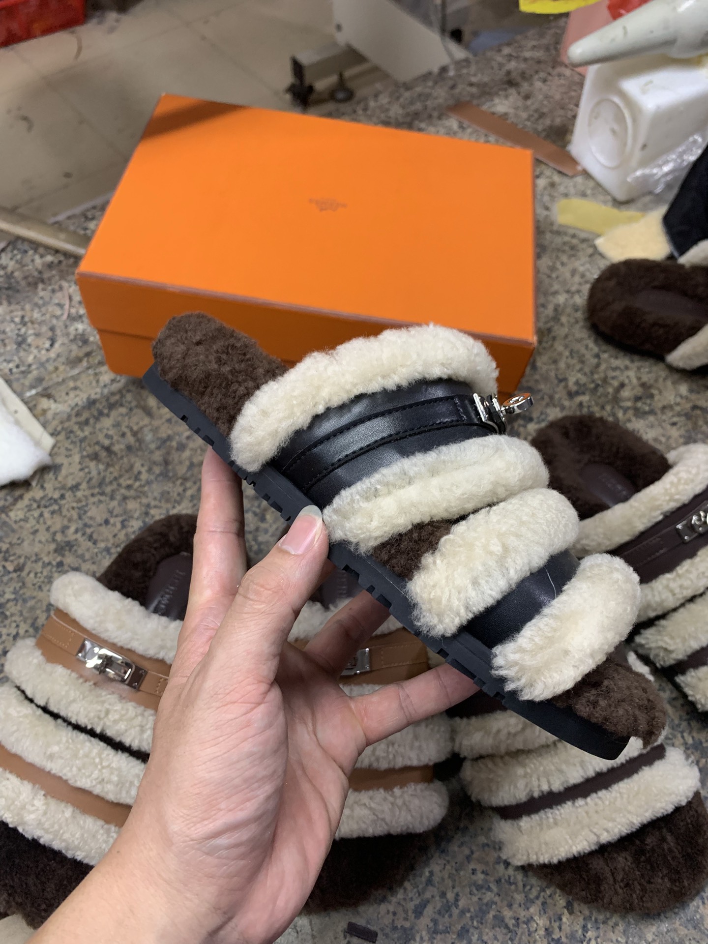 NO:693280,Black leather, real shot appreciation of details, half-flop furry shoes19860909黑皮 细节实拍鉴赏,半拖毛毛鞋,Women's Shoes