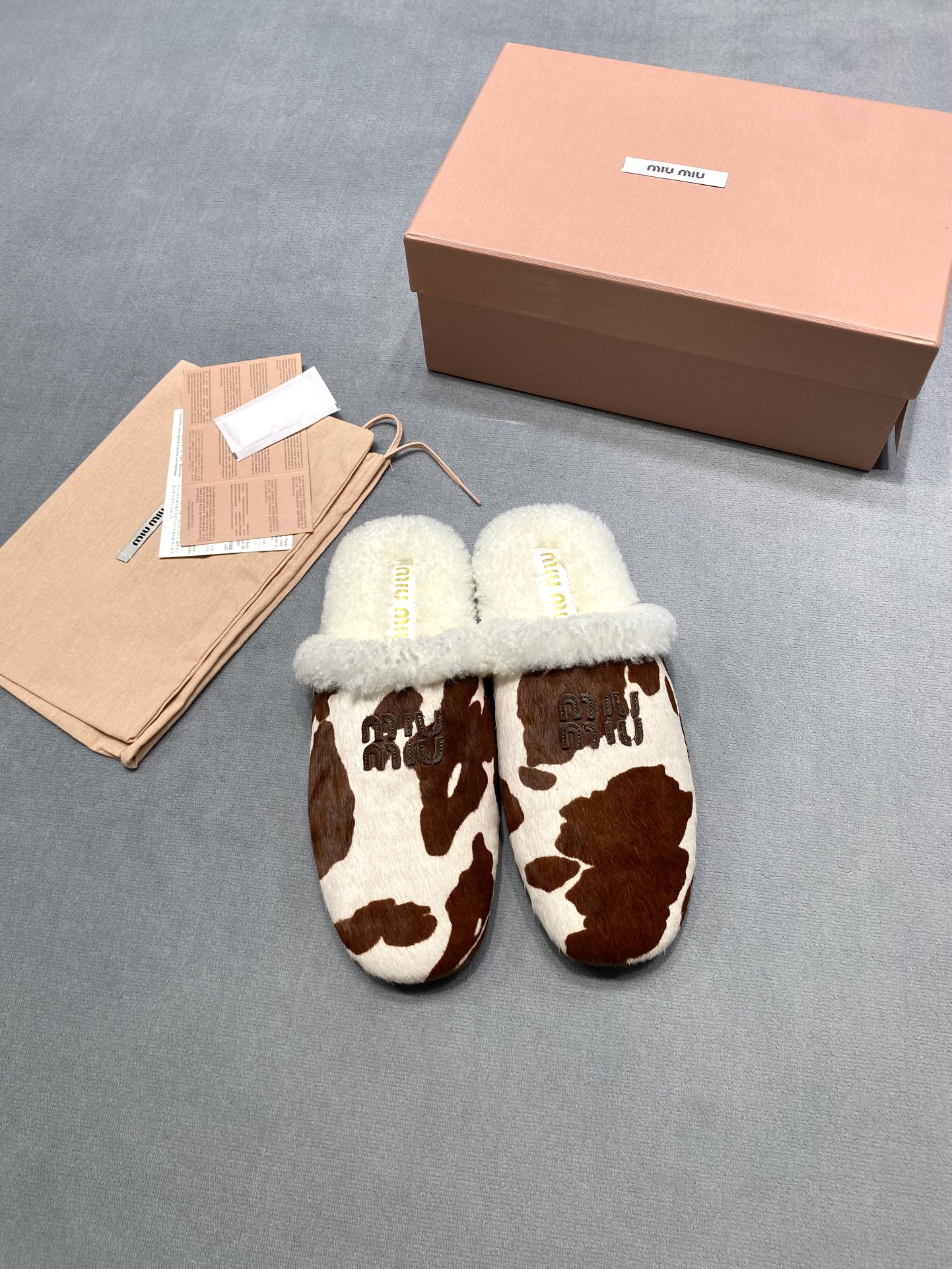 NO:693357,Original development MiuMiu 2025 new autumn and winter fur flip flops, half-cup toe cap, genuine leather horse hair and wool flip flops, fabric: cowhide/horse hair, lining: wool, original rubber outsole, size women's size 35-39 (40 custom made, non-refundable), price female, extremely cost-effective, volume price, no bargaining for bulk orders, half fur slippers, miumiu, cowhide19860909原版开发 缪缪MiuMiu2025秋冬新款毛拖 包头半托 真皮马毛羊毛拖 面料: 牛皮/马毛 內里: 羊毛 大底原版橡胶底 码数女码35-39（40定做不退换） 价格女  极致性价比跑量价、散单不议价,半拖毛毛鞋,miumiu,cowhide,Women's Shoes
