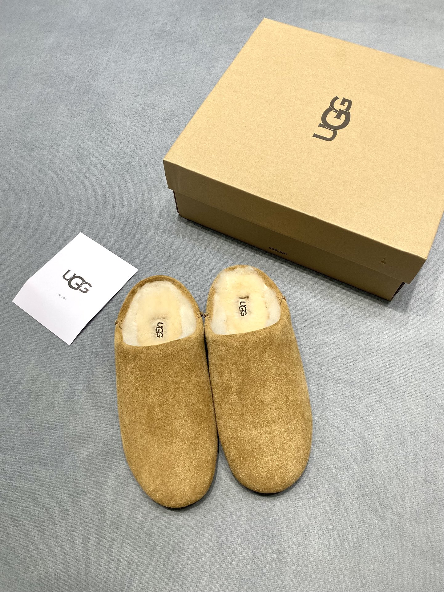 NO:693331,New products developed by the original UGG Little Potato are now on the shelves | This autumn and winter king fried Elea thin sole appears. The new member of UGG classic family thin sole Elea Slip-On makes a casual appearance. UGG global spokesperson Dou Jingtong relaxes his feet and starts a new trend of thin soles. Thin soles are lighter and the relaxation is achieved in one step. The maroon silhouette shoe body integrates classics into the new trend. Half-slip and one-slip, there are no restrictions on comfortable wear. Welcome to the store to try on and choose, or contact me to provide you with exclusive recommendations. Fabric: Cow suede Lining: Wool outsole original rubber sole Size women's size 35-39 (custom-made 40 non-returnable) Price Real materials, extremely cost-effective, quantity and price, no bargaining for loose orders, semi-slip fur shoes19860909原版开发 UGG 小土豆 新品上架啦｜今年秋冬王炸 Elea薄底登场 UGG经典家族薄底新成员 Elea Slip-On轻薄一脚蹬随性登场 UGG全球代言人窦靖童松弛上脚 开启薄底新潮流 薄底更轻盈,松弛感一步搞定 栗色廓形鞋身,将经典融入新风潮 半拖一脚蹬,舒适穿搭不设限 欢迎到店试穿挑选,或联系我为您提供专属推荐. 面料: 牛反绒 內里: 羊毛 大底原版橡胶底 码数女码35-39（40定做不退换） 价格 真材实料、极致性价比跑量价、散单不议价,半拖毛毛鞋,Women's Shoes