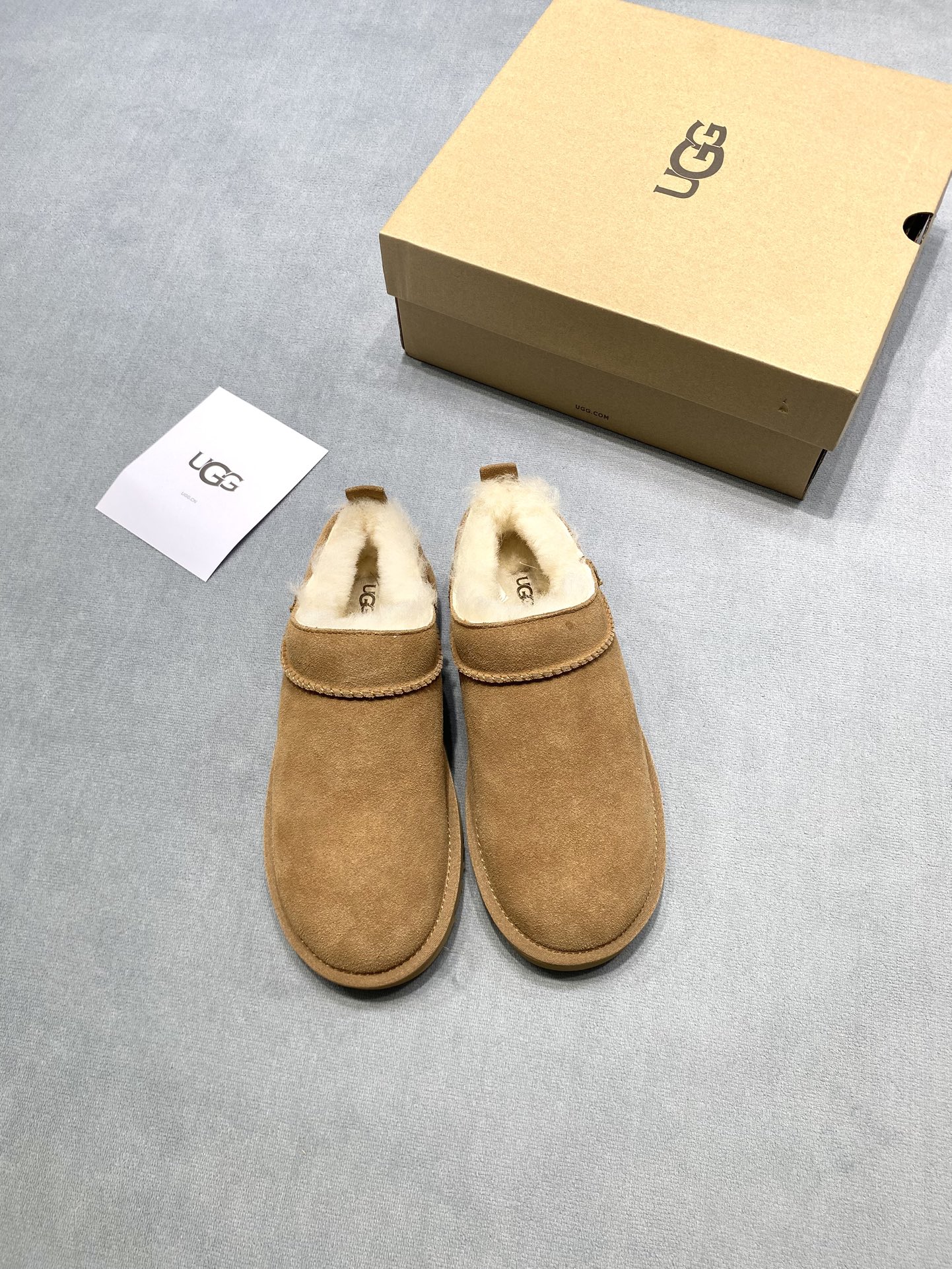 NO:693311,The original development of UGG super mini is new. The ultra-super mini classic model is here. UGG Classic Micro is brand new! Lower-cut classic boot design. Clean and stylish, light and thin soles. The relaxation is doubled! A variety of versatile colors, unlocking N types of styling possibilities. You can always trust the classic design. The lower-cut design adds enough relaxation to the classic boots. Lightweight, thin-soled multi-color new skins refresh your imagination of UGG. Thin soles are lighter, and the relaxation is achieved in one step. Integrate classics into new trends. Classic slip-on, no limit to comfortable wear. Welcome to the store to try on and choose, or contact me to provide you with exclusive recommendations. Fabric: Cow suede Lining: Wool outsole original rubber sole Number of women's sizes 35-39 (40 customized, non-returnable) Price Real materials, ultimate cost-effectiveness, quantity price, no negotiation for loose orders, half-mogging fur shoes, boots19860909原版开发UGG超迷你上新 超超超迷你的经典款 来了 UGG Classic Micro经典超迷 全新上市! 更低帮的经典靴设计 利落有型轻薄鞋底 松弛翻倍UP! 多款百搭配色,解锁N种造型可能. 你永远可以相信经典设计 更低帮的设计,给经典靴加足松弛感 轻便薄底多色新皮肤 刷新你对UGG的想象 薄底更轻盈,松弛感一步搞定 将经典融入新风潮 经典一脚蹬,舒适穿搭不设限 欢迎到店试穿挑选,或联系我为您提供专属推荐. 面料: 牛反绒 內里: 羊毛 大底原版橡胶底 码数女码35-39（40定做不退换） 价格 真材实料、极致性价比跑量价、散单不议价,半拖毛毛鞋,boots,Women's Shoes