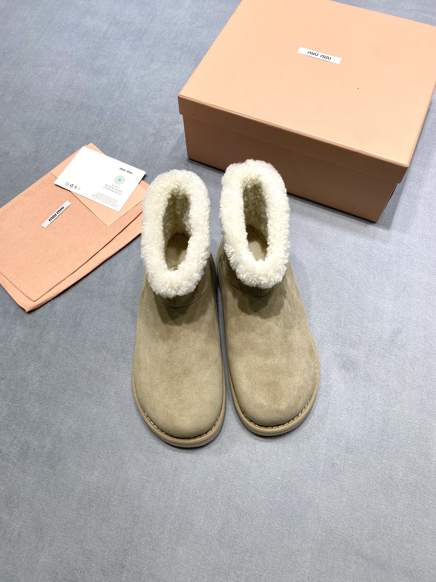 NO:692980,MiuMiu snow boots Thick soles with increased height Original non-slip raw rubber soles Slimming real wool snow boots Start a new trend of thin soles Thin soles are lighter and the sense of relaxation can be achieved in one step Maroon silhouette shoe body, blending classics into the new trend Half drag and one kick, comfortable wear with no limit Fabric: Cow suede Lining: Wool outsole Original raw rubber outsole Size women's size 35-39 (custom-made 40 non-refundable) Price Genuine materials, extremely cost-effective, no bargaining for loose orders, snow boots, miumiu, boots19860909MiuMiu雪地靴 厚底内增高 原版防滑生胶底 显瘦真羊毛雪地靴 开启薄底新潮流 薄底更轻盈,松弛感一步搞定 栗色廓形鞋身,将经典融入新风潮 半拖一脚蹬,舒适穿搭不设限 面料: 牛反绒 內里: 羊毛 大底原版生胶大底 码数女码35-39（40定做不退换） 价格 真材实料、极致性价比跑量价、散单不议价,雪地靴,miumiu,boots,Women's Shoes