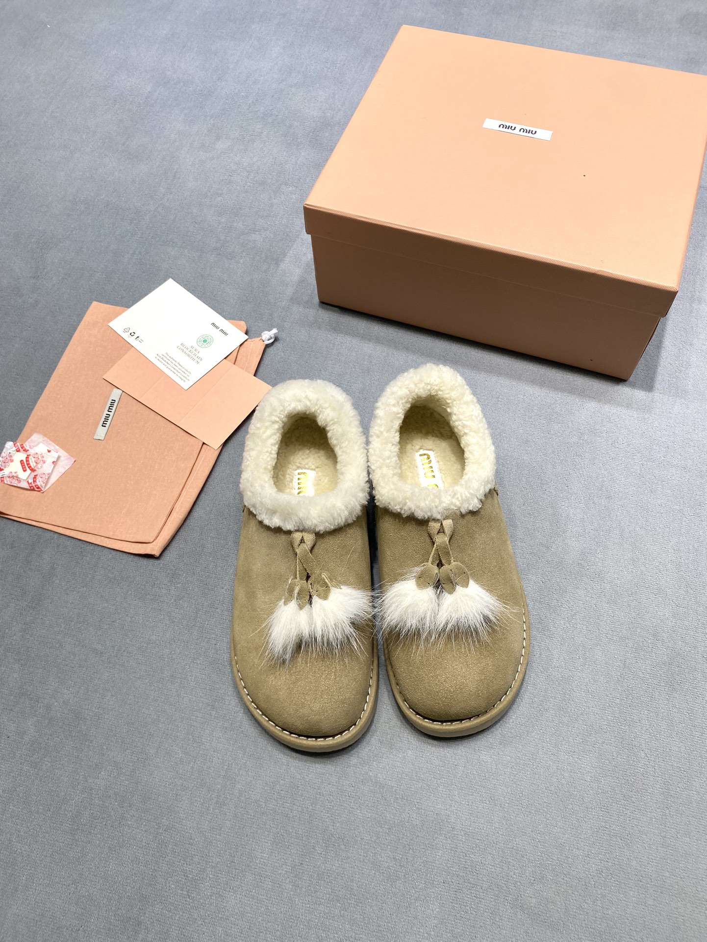 NO:693344,MiuMiu bunny fur shoes High-top shoes Thick sole with increased height Original non-slip raw rubber sole Slimming real wool tassel pendant Snow shoes Starting a new trend of thin soles Thin soles are lighter, and the looseness can be achieved in one step Maroon silhouette shoe body, integrating classics into the new trend Half-drag and one-legged, comfortable wear with no limit Fabric: Cow suede Lining: Wool outsole Original raw rubber outsole Size women's size 35-39 (custom-made 40 non-returnable) Price Real materials, extremely cost-effective, no bargaining for loose orders, snow boots, miumiu, boots19860909MiuMiu兔兔毛毛鞋 高帮鞋 厚底内增高 原版防滑生胶底 显瘦真羊毛流苏吊坠 雪地鞋 开启薄底新潮流 薄底更轻盈,松弛感一步搞定 栗色廓形鞋身,将经典融入新风潮 半拖一脚蹬,舒适穿搭不设限 面料: 牛反绒 內里: 羊毛 大底原版生胶大底 码数女码35-39（40定做不退换） 价格 真材实料、极致性价比跑量价、散单不议价,雪地靴,miumiu,boots,Women's Shoes