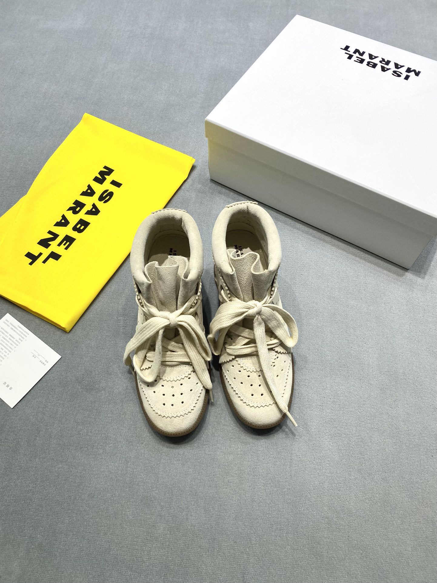 NO:693125,Original development 2025ss classic Isabel Marant thick sole inner heightening Velcro color block casual short boots high top women's shoes BEKETT wedge sneakers with personality Classic suede splicing silhouette, inner heightening ingenuity hidden in the details, street sense collides with future tension, one step into the relaxed and rebellious daily style The inner heightening sneakers worn by the fashionable sister I liked when I was a child are back in fashion. Fabric: Italian imported cowhide/first layer cowhide Lining: Breathable pigskin lining imported from Italy Original rubber outsole Size 35-39 (customized at 40.41) Price Extremely cost-effective, quantity and price, no negotiation for bulk orders, snow boots, boots, sneakers, cowhide, chamois leather19860909原版开发 2025ss 经典伊莎贝尔 Isabel Marant 厚底内增高 魔术贴 拼色休闲短靴 高帮女鞋 BEKETT 楔形运动鞋个性出镜 经典麂皮拼接廓形、内增高巧思藏于细节、街头感碰撞未来张力、一步踏出松弛又叛逆的日常风格 小时候喜欢的时髦姐姐穿的内增高运动鞋又流行回来了. 面料: 意大利进口牛猄/头层牛皮 內里: 意大利进口透气猪皮里 大底原版橡胶大底 码数35-39（40.41定做） 价格 极致性价比跑量价、散单不议价,雪地靴,boots,sneakers,cowhide,chamois leather,Women's Shoes