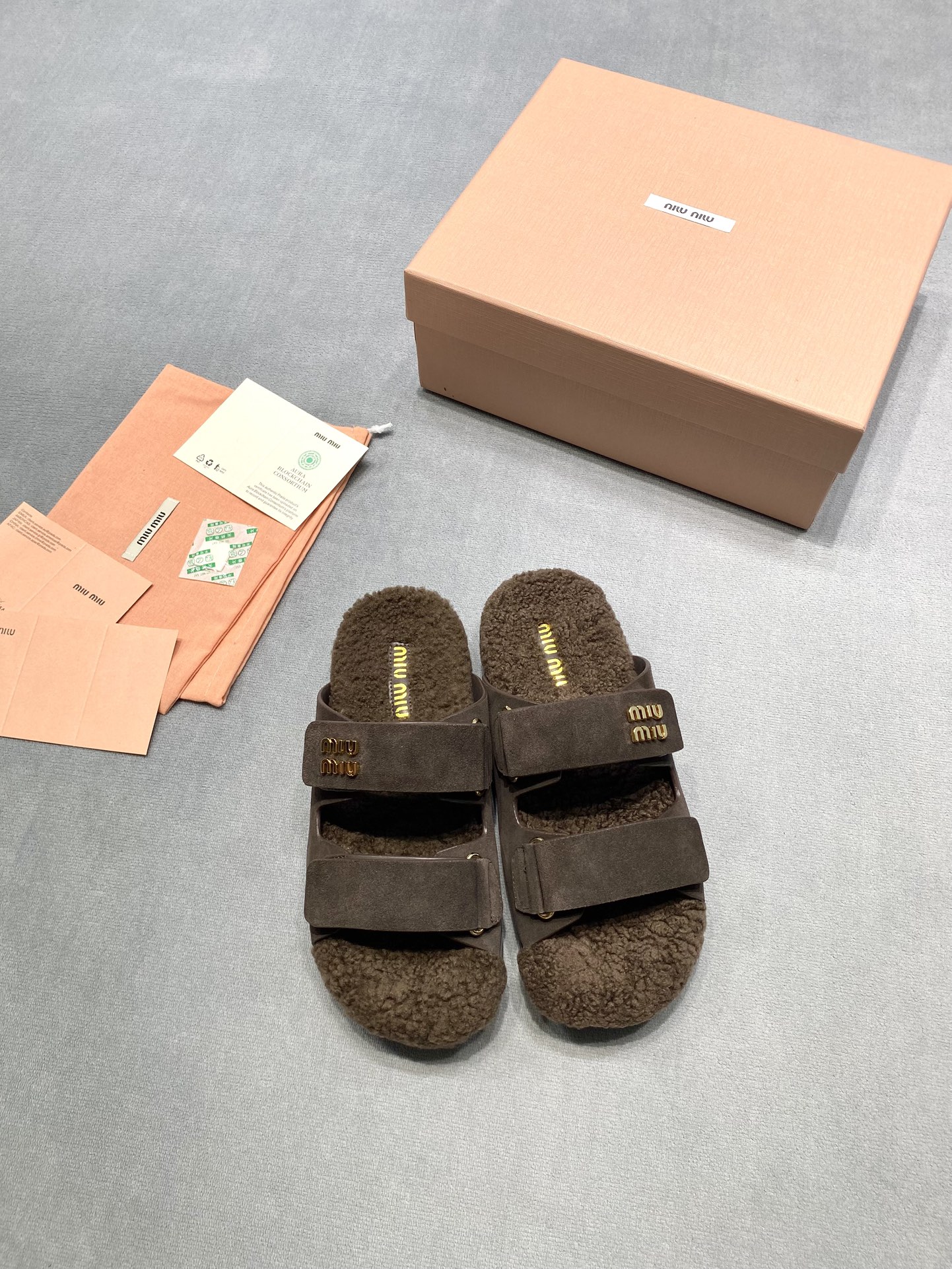 NO:693261,Miu Miu 2025 thick-soled fur mops Fabric: cow lining: imported Australian sheep wool Outsole Original molded outsole Size 35-39 (customized for women 40) Price Extremely cost-effective, quantity and price, no bargaining for bulk orders, semi-moulded fur shoes, miumiu19860909Miu Miu 2025 厚底么术贴毛拖 面料: 牛猄 內里: 进口澳洲绵羊毛 大底原版开模大底 码数35-39（女40定做） 价格 极致性价比跑量价、散单不议价,半拖毛毛鞋,miumiu,Women's Shoes