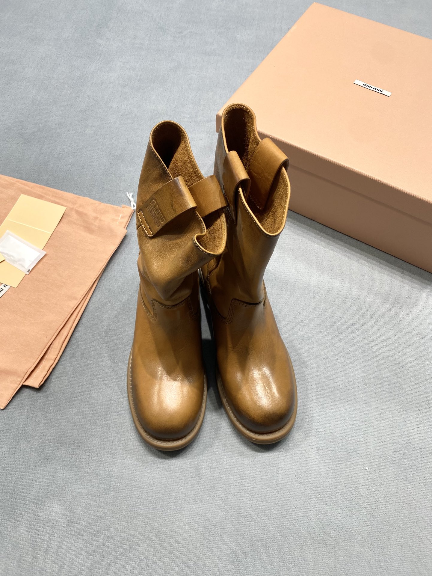 NO:693268,Original development Trend MiuMiu2026 New Year Knight Boots Distressed vegetable-tanned soft-sided single-lining mid-calf boots battle-damaged version Fabric: Top-layer vegetable-tanned cowhide imported from Italy Lining: ... Outsole Original open-mold outsole Size women's size 35-39 40.41 Customized price Extremely cost-effective, volume price, no bargaining for bulk orders, boots, miumiu, boots, cowhide19860909原版开发 潮流趋势 MiuMiu2026 新春骑士靴 做旧植鞣软面单里中筒靴战损版 面料: 意大利进口头层植鞣牛皮 內里: …… 大底原版开模大底 码数女码 35-39 40.41定做 价格 极致性价比跑量价、散单不议价,靴子,miumiu,boots,cowhide,Women's Shoes