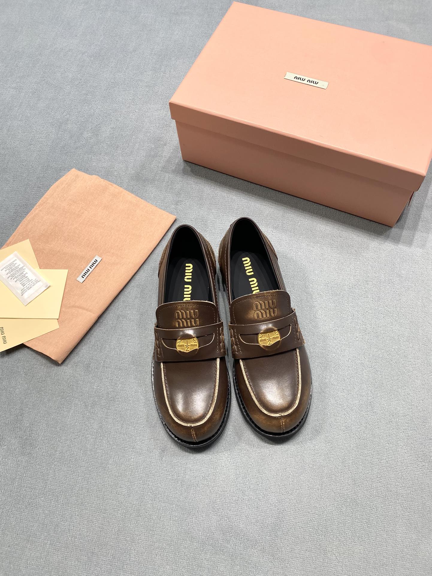 NO:693011,miu mi* 25/new coin gold coin loafer flat small flat heel Miu is really hot this year, classic style!  Leg-stretching type increases height!  New model from the counter, easily elongating your legs. Imported open-edge beaded cowhide material, cowhide lining, rich design details, you will love it all. Open-edge beaded cowhide upper for the upper/rubbed cowhide/cowhide outsole. Original molded outsole. Top quality 35-40 (customized for 40, non-refundable, loafers, miumiu, loafers, cowhide)19860909miu mi* 25/新款钱币金币 乐福鞋 平底 小平跟 今年Miu简直是火爆了 经典款！拉腿型拉身高！专柜新款,轻松拉长腿型 进口开边珠牛皮材质,牛皮内里,设计细节丰富,一整个爱住 鞋面开边珠牛皮/擦色牛皮/牛猄 大底原版开模大底 顶级精品 35-40（40定制不退换,乐福鞋,miumiu,loafers,cowhide,Women's Shoes