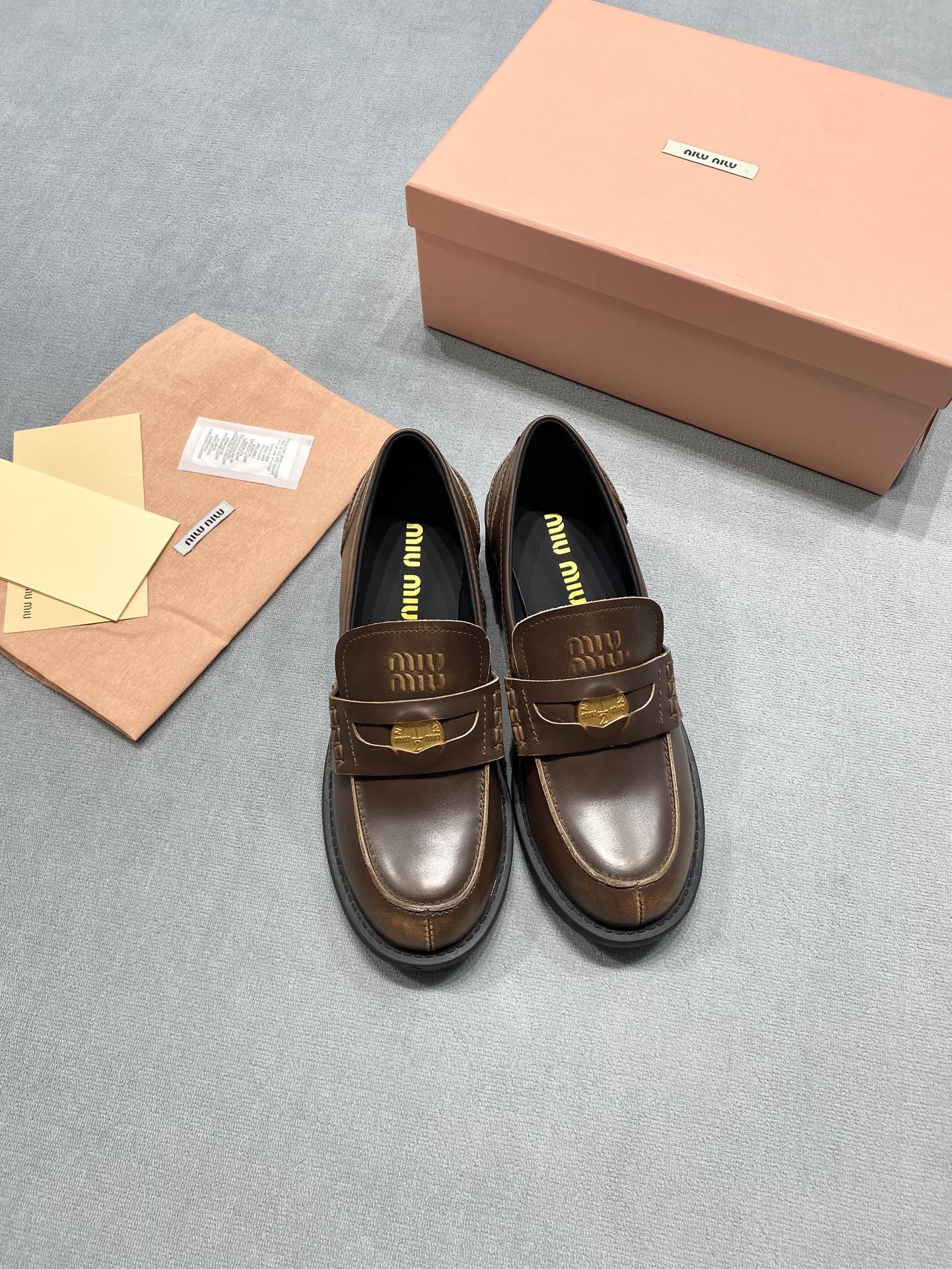 NO:693004,miu mi* 25/New thick-soled coin loafers with high heels. Miu is really popular this year. It is different from the classic style!  Increased heel height!  The thick 5cm heel is super easy to walk on!  Leg-stretching type increases height!  The new thick sole in the counter can easily lengthen your legs. Imported open-edge beaded cowhide material, sheepskin lining, rich design details, you will love it all. The upper is open-edge beaded cowhide/rubbed cowhide. The outsole is the original molded outsole. The sole height is 5CM. Top quality 35-40 (40 customized non-returnable, loafers, miumiu, loafers, cowhide, sheepskin19860909miu mi* 25/新款厚底钱币乐福鞋 高跟 今年Miu简直是火爆了 区别于经典款！增加了跟高！粗跟5CM超级好走！拉腿型拉身高！专柜新款厚底加持,轻松拉长腿型 进口开边珠牛皮材质,羊皮内里,设计细节丰富,一整个爱住 鞋面开边珠牛皮/擦色牛皮 大底原版开模大底 底高5CM 顶级精品 35-40（40定制不退换,乐福鞋,miumiu,loafers,cowhide,sheepskin,Women's Shoes