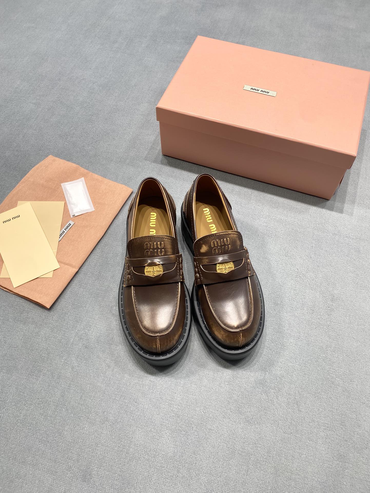 NO:692996,Miu Mi* 2025 Miu Miu’s new lightweight coin thick-soled loafers are really yyds!  !  It looks good no matter how you match it!  This new full-thick-soled style is really suitable for little girls!  When you put it on, your legs will instantly become slender. It looks super good no matter how you wear it. The design of the coin is very retro and fashionable!  All details on the leather edges are oiled and the original molded rubber outsole!  Original molded coin hardware copper buckle!  Original customized cowhide material, sheepskin lining Size35-39 (40 customized, non-returnable), loafers, miumiu, loafers, cowhide, sheepskin19860909Miu Mi* 2025 缪缪新款轻便钱币厚底乐福鞋真的是yyds ！！ 怎么搭配都好看！这次新出的全厚底式真的太适合小个子女生了！穿上就是瞬间腿都变细长无敌搭配怎么穿都超级好看钱币的设计很复古很时尚！ 皮边全部细节油边处理,原版开模橡胶大底！原版开模钱币五金铜扣！ 原版定制牛皮材质羊皮内里 Size35-39（40定做不退换）,乐福鞋,miumiu,loafers,cowhide,sheepskin,Women's Shoes