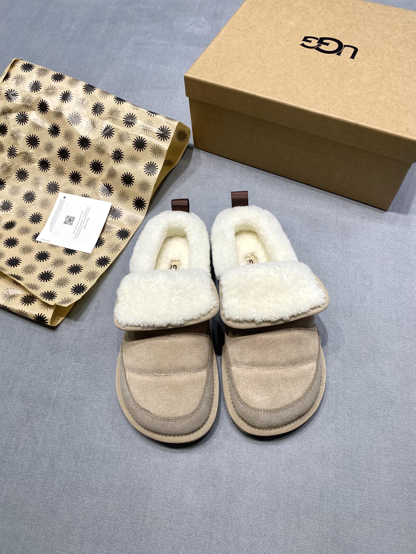 NO:693312,Original development Trends New product delivery｜UGG new wool slippers Thick soles are non-slip and increase height. You can go out fashionably on the street with just one step. American style is lazy and you can handle it at will. Every foot feels like stepping on clouds. It is fluffy and soft to the top. With the blessing of long hair elements, cuteness and aura are online at the same time ~ Fabric: Imported cow tadpole from Italy. Lining: Sheep wool imported from Australia. Original open-mold outsole. Sizes for women: 35-39. 40 custom-made price, extremely cost-effective, quantity and price, no negotiation for bulk orders, half-muffled fur shoes19860909原版开发 潮流趋势 新品速递｜UGG 新款羊毛拖 厚底防滑增高 一脚蹬就时髦出街,美式慵懒随意拿捏 每一脚都像踩云朵上 蓬松柔软到上头 长毛元素加持,可爱和气场同时在线～ 面料: 意大利进口牛猄 內里: 澳洲进口绵羊毛 大底原版开模大底 码数女码 35-39 40定做 价格 极致性价比跑量价、散单不议价,半拖毛毛鞋,Women's Shoes