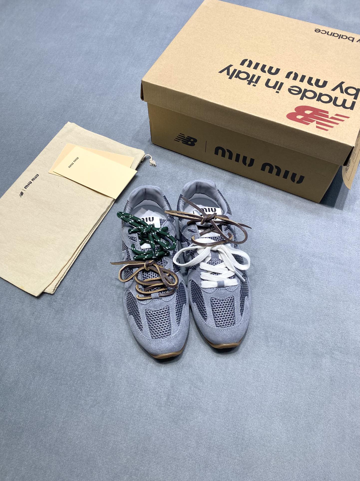 NO:693058,Strong launch, original development, complete colors, the popular miumiu Sizes for women: 35-39, men: 39-45 (custom-made for women over 40), extremely cost-effective, no bargaining for loose orders, casual shoes/sports shoes, miumiu, sneakers, cowhide, sheepskin19860909强势上线 原版开发 颜色齐全 人气拉满的 miumiu x New Balance 联名鞋款迎来更新,这次发售有 银金 / 亮黑 / 雾蓝 三个配色 半托网面/牛猄、 擦色皮、男款 单鞋网面/牛猄、 擦色皮、男款 面料: 擦色牛皮/进口网 內里: 羊皮 大底原版开模大底 码数女35-39 男39-45（女40以上定做） 极致性价比跑量价、散单不议价,休闲鞋/运动鞋,miumiu,sneakers,cowhide,sheepskin,Women's Shoes