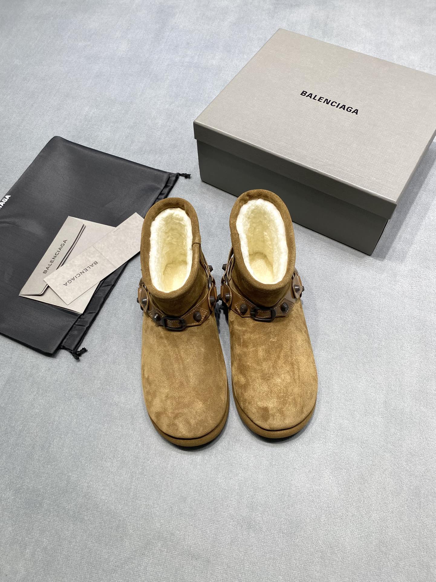 NO:692999,Original development, trend, new product delivery｜BALENCIAG* Balenciaga's new cotton short boots are simply not too handsome ~ The ankles are also designed with rivets. They are not dull and bloated at all. They are full of personality. Fabric: Cowboy imported from Italy. Lining: Sheep wool imported from Australia. Outsole. Original molded outsole. Women's size 35-39 40.41. Customized price. Extremely cost-effective, quantity and price, no negotiation for bulk orders, snow boots, balenciaga, balenciaga, boots19860909原版开发 潮流趋势 新品速递｜BALENCIAG*巴黎世家新款棉短靴 简直不要太帅哟～ 脚踝还有铆钉的设计 一点也不沉闷臃肿 个性十足 面料: 意大利进口牛猄 內里: 澳洲进口绵羊毛 大底原版开模大底 码数女码 35-39 40.41定做 价格 极致性价比跑量价、散单不议价,雪地靴,balenciaga,balenciaga,boots,Women's Shoes