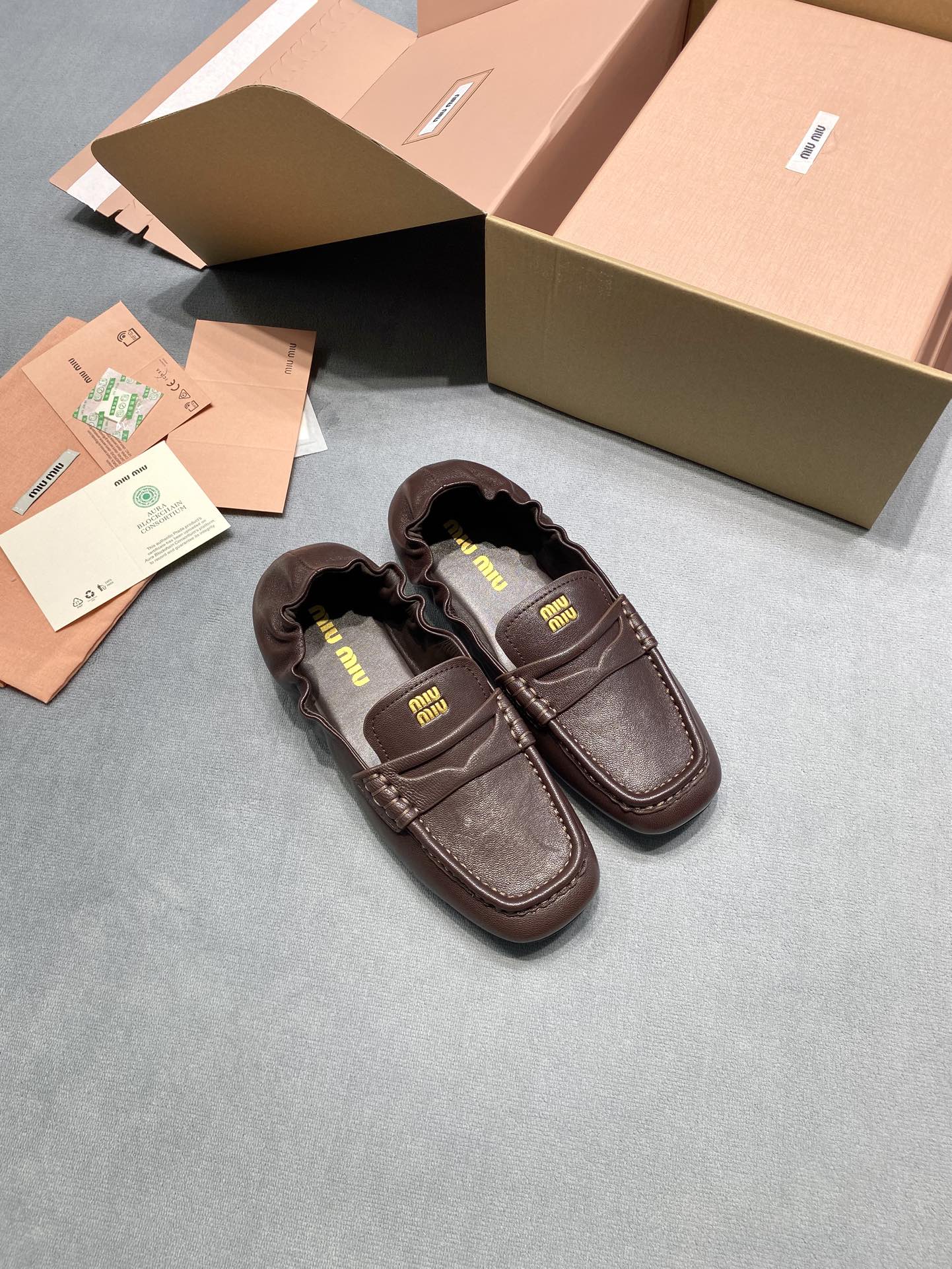 NO:693019,Original development of Miu Miu 25ss square-toe flat loafers for autumn and winter. Recreating classic loafers with a more retro style, Miu Miu's new sheepskin heel smocked loafers are made of Nappa leather to show their elegant retro temperament. The heel smocked design is easy to put on and take off and has the relaxed and casual feel of old money. The upper is decorated with a gold embossed logo, and exquisite details embellish the overall design, which is low-key and unique. Fabric: Australian imported sheepskin Lining: Australian imported sheepskin outsole, original rubber outsole, size 35-39 (customized for 40), price requires airplane box +38, extremely cost-effective, quantity and price, no negotiation for bulk orders, loafers, miumiu, loafers, sheepskin19860909原版开发 Miu Miu 25ss秋冬季 方头平底乐福鞋 以更复古的造型重新打造经典乐福鞋,Miu Miu新款羊皮后跟抽褶乐福鞋采用Nappa皮革制成彰显优雅复古气质.后跟抽褶的设计方便穿脱的同时更是带有老钱的松弛随性感. 鞋面饰有金色压花徽标,精致细节点缀整体设计,低调又别具风格. 面料: 澳洲进口绵羊皮 內里: 澳洲进口绵羊皮 大底原版橡胶大底 码数35-39（40定做） 价格 要飞机盒+38 极致性价比跑量价、散单不议价,乐福鞋,miumiu,loafers,sheepskin,Women's Shoes