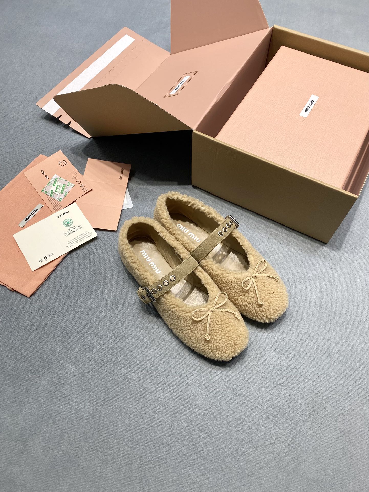 NO:692960,Original development Miu Miu 25ss autumn and winter MiuMiu｜Liu Haocun's new product of the same style Sheepskin ballet shoes Fabric: Sheep wool imported from Australia Lining: Sheep fur imported from Australia Outsole Original rubber outsole Size 35-39 (customized for 40) Price requires an airplane box +38 Extremely cost-effective, quantity and price, no bargaining for bulk orders, fur shoes, miumiu, sheepskin19860909原版开发 Miu Miu 25ss秋冬季 MiuMiu｜刘浩存同款新品 羊皮毛芭蕾舞鞋 面料: 澳洲进口绵羊毛 內里: 澳洲进口绵羊皮毛 大底原版橡胶大底 码数35-39（40定做） 价格 要飞机盒+38 极致性价比跑量价、散单不议价,毛毛鞋,miumiu,sheepskin,Women's Shoes