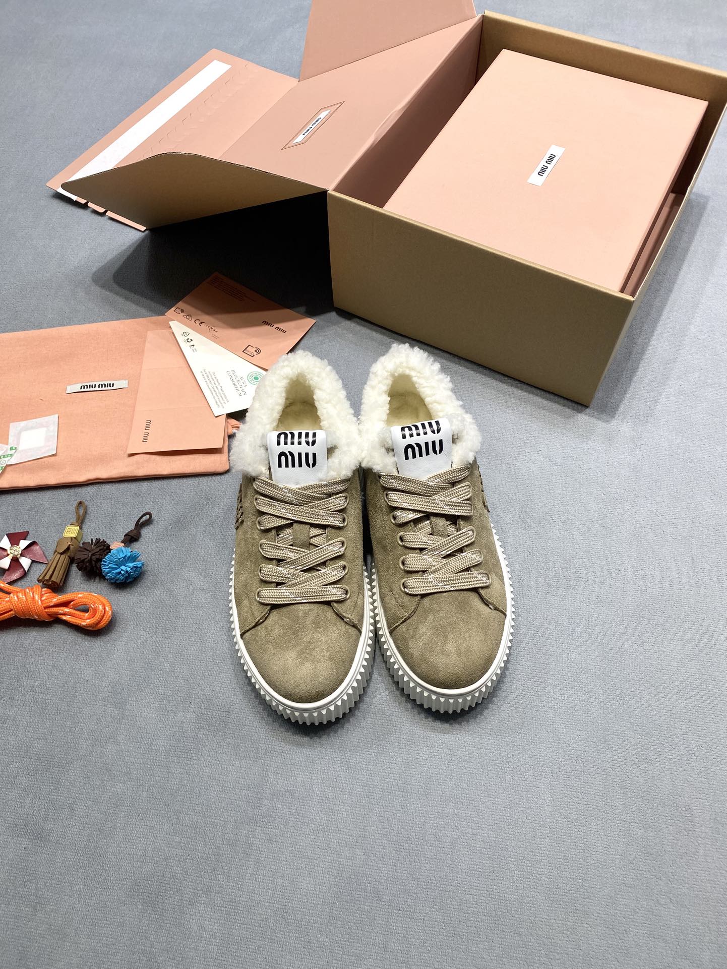 NO:692957,Original development of 25ss autumn and winter Miu Miu suede lambswool thick-soled biscuit shoes. A pair of sports shoes can combine warmth, height and fashion. The upper is made of soft and waxy suede, which feels extremely delicate. A circle of lambswool at the shoe mouth directly wraps the ankle. You are not afraid of freezing when wearing bare legs in autumn and winter. It also comes with a 'warmth buff' in an air-conditioned room. Miu Miu on the tongue The logo is super eye-catching, and there is an embossed logo on the side of the shoe. The details are satisfying ~ The thick sole instantly lengthens the leg shape and makes the legs slim ~ And the sole is made of striped EVA material, no matter how long you walk, you will not be tired, and you will be stable even if you run around for a day ~ Fabric: Suede imported from Italy Lining: Sheep wool imported from Australia Original rubber outsole Size 35-39 (customized in 40) Price Accessories Extremely cost-effective, quantity-priced, no negotiation for bulk orders, casual shoes/sports shoes, fur shoes, miumiu, sneakers, chamois leather19860909原版开发 25ss秋冬季 Miu Miu麂皮羊羔毛厚底饼干鞋 一双运动鞋能把保暖、显高、时髦全部拿捏～  鞋面是软软糯糯的麂皮,摸起来细腻到不行～鞋口一圈羊羔毛直接把脚踝裹住,秋冬光腿穿也不怕冻jio,进空调房还自带“保暖buff” 鞋舌上的Miu Miu logo超醒目,鞋侧还有压印徽标,细节控一本满足～ 厚底瞬间拉长腿型还显腿细～而且鞋底是条纹EVA材质,走再久也不累,暴走一天都稳稳的～ 面料: 意大利进口麂皮 內里: 澳洲进口绵羊毛 大底原版橡胶大底 码数35-39（40定做） 价格 配饰 极致性价比跑量价、散单不议价,休闲鞋/运动鞋毛毛鞋,miumiu,sneakers,chamois leather,Women's Shoes