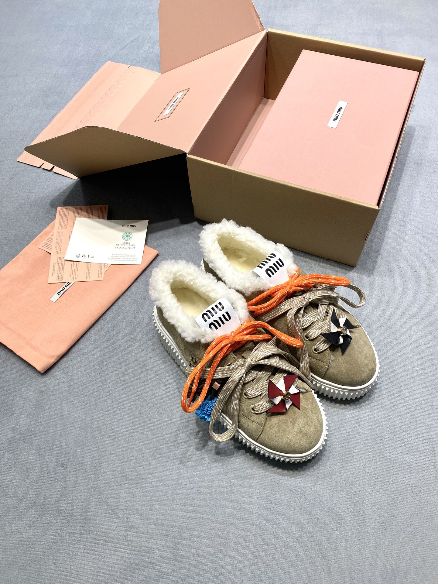 NO:692947,Original development of 25ss autumn and winter Miu Miu suede lambswool thick-soled biscuit shoes, windmill tassel pendant, double shoelaces, beautiful matching, a pair of sports shoes can keep warm, look tall and fashionable~ The upper of the shoe is made of soft and waxy suede, and it feels extremely delicate. A ring of lambswool wraps around the ankle. You can wear it with bare legs in autumn and winter without fear of freezing. It also comes with a 'warm buff' when you enter an air-conditioned room. The Miu Miu logo on the tongue is very eye-catching, and there is an embossed logo on the side of the shoe, so you are satisfied with the details~ Thick soles instantly elongate your legs and make them appear slim~ And the soles are made of striped EVA material. No matter how long you walk, you won't feel tired, and you can run steadily all day~ Fabric: Suede/silk cowhide imported from Italy Lining: Sheep wool imported from Australia Original rubber outsole Size 35-39 (customized for 40) Price Extremely cost-effective, quantity-priced, no negotiation for bulk orders, casual shoes/sports shoes, fur shoes, miumiu, sneakers, cowhide, chamois leather19860909原版开发 25ss秋冬季 Miu Miu麂皮羊羔毛厚底饼干鞋 大风车流苏吊坠 双鞋带 靓丽搭配 一双运动鞋能把保暖、显高、时髦全部拿捏～  鞋面是软软糯糯的麂皮,摸起来细腻到不行～鞋口一圈羊羔毛直接把脚踝裹住,秋冬光腿穿也不怕冻jio,进空调房还自带“保暖buff” 鞋舌上的Miu Miu logo超醒目,鞋侧还有压印徽标,细节控一本满足～ 厚底瞬间拉长腿型还显腿细～而且鞋底是条纹EVA材质,走再久也不累,暴走一天都稳稳的～ 面料: 意大利进口麂皮/丝绸牛皮 內里: 澳洲进口绵羊毛 大底原版橡胶大底 码数35-39（40定做） 价格 极致性价比跑量价、散单不议价,休闲鞋/运动鞋毛毛鞋,miumiu,sneakers,cowhide,chamois leather,Women's Shoes