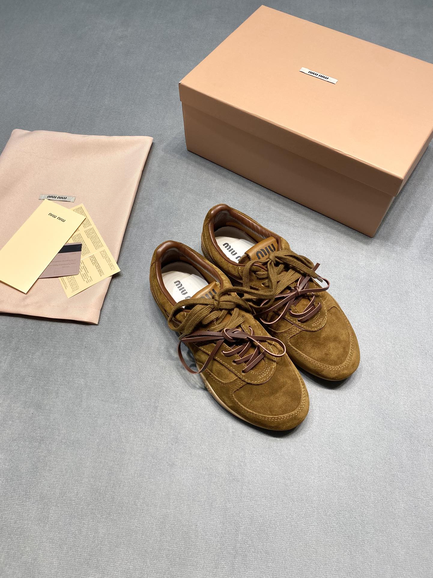 NO:693264,Original development of 25ss autumn and winter Miu Miu suede double lace moral training shoes. Fabric: Suede imported from Italy. Lining: Australian imported sheepskin outsole. Original rubber outsole. Size: 35-39 (customized for 40). Price. Extremely cost-effective. Quantity price, no negotiation for bulk orders, casual shoes/sports shoes, miumiu, sneakers, sheepskin, chamois leather19860909原版开发 25ss秋冬季 Miu Miu麂皮双鞋带德训鞋 面料: 意大利进口麂皮 內里: 澳洲进口绵羊皮 大底原版橡胶大底 码数35-39（40定做） 价格 极致性价比跑量价、散单不议价,休闲鞋/运动鞋,miumiu,sneakers,sheepskin,chamois leather,Women's Shoes