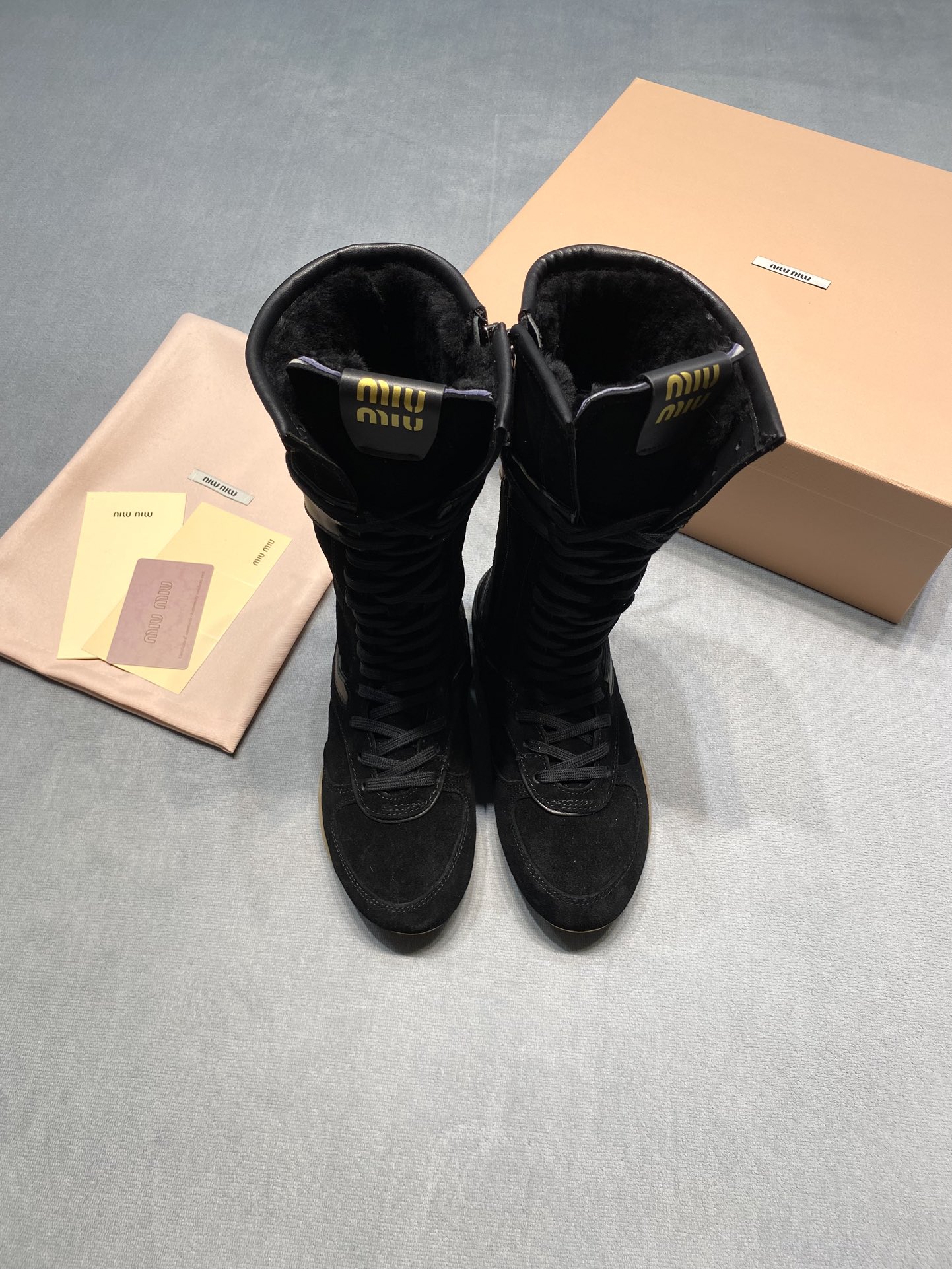 NO:693245,Original development of 25ss autumn and winter Miu Miu suede lambswool flat-soled Forrest training shoes boxing boots mid-calf fur boots A pair of sports shoes can keep warm, slimming and fashionable~ The upper is made of soft and waxy suede, and it feels so delicate~ A circle of lambswool at the mouth directly wraps the ankles, so you don't have to worry about freezing when you wear bare legs in autumn and winter. It also comes with a 'warmth buff' when you enter an air-conditioned room. The Miu Miu logo on the tongue is super eye-catching, and the details are satisfactory~ No matter how long you walk, you will not be tired, and you will be stable even if you run around for a day~ Fabric: Suede imported from Italy Lining: Australian imported sheep wool Original rubber outsole Size 35-39 (customized for 40) Price Extremely cost-effective, quantity price, no negotiation for bulk orders, snow boots, miumiu, boots, sneakers, chamois leather19860909原版开发 25ss秋冬季 Miu Miu麂皮羊羔毛平底阿甘德训鞋 拳击靴中筒毛毛靴 一双运动鞋能把保暖、显瘦、时髦全部拿捏～  鞋面是软软糯糯的麂皮,摸起来细腻到不行～鞋口一圈羊羔毛直接把脚踝裹住,秋冬光腿穿也不怕冻jio,进空调房还自带“保暖buff” 鞋舌上的Miu Miu logo超醒目,细节控一本满足～走再久也不累,暴走一天都稳稳的～ 面料: 意大利进口麂皮 內里: 澳洲进口绵羊毛 大底原版橡胶大底 码数35-39（40定做） 价格 极致性价比跑量价、散单不议价,雪地靴,miumiu,boots,sneakers,chamois leather,Women's Shoes