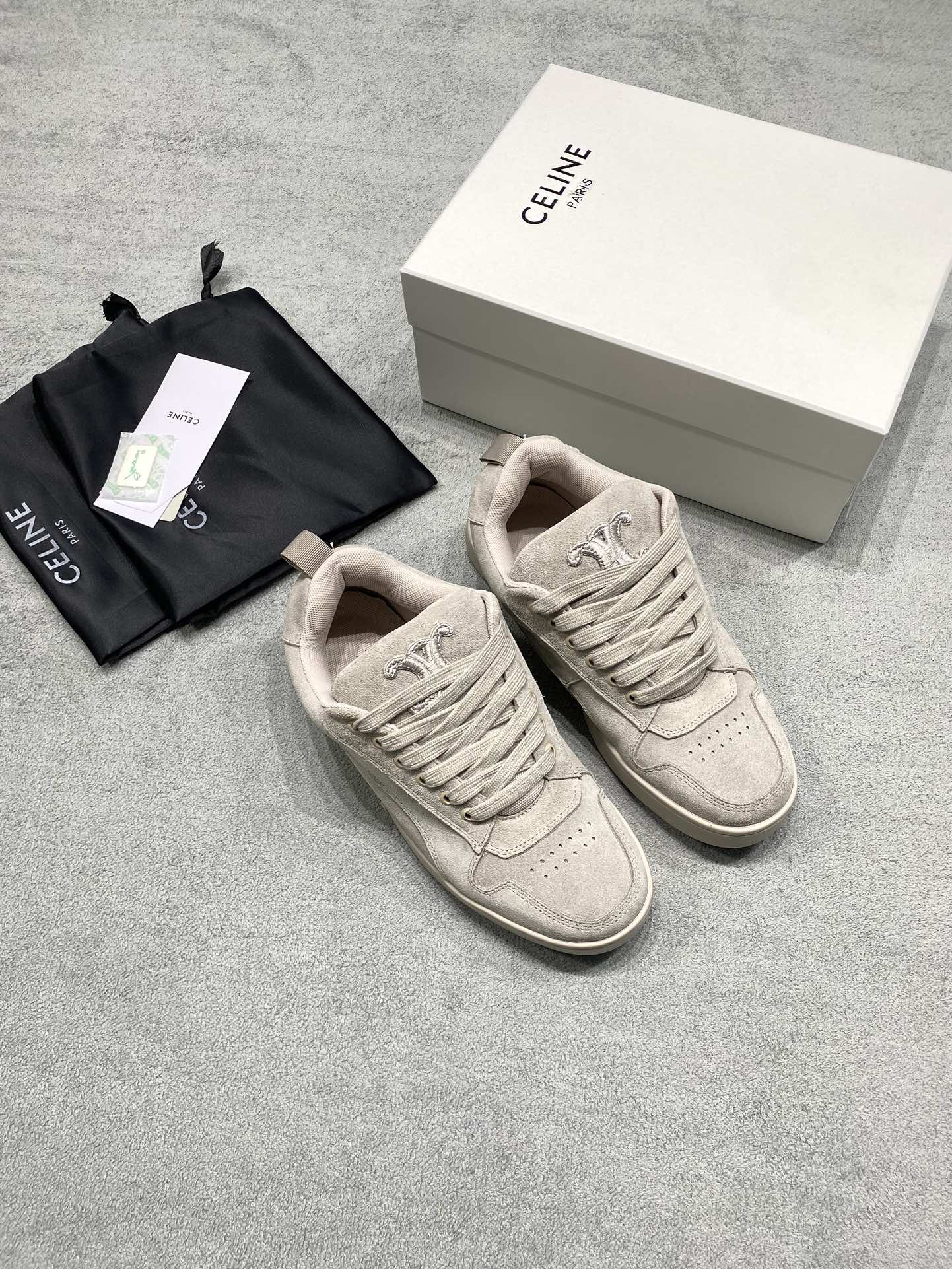 NO:692992,Original development of CELIN* Celine's new bread shoes, suede men's and women's size, flat sneakers and casual shoes. Fashion is more than one side, the trend is led by you. CELINE's new bread shoes, the thick soles and uppers are like soft bread, the suede upper material makes every step a comfortable and fashionable journey, as if walking on the clouds. This is not only a pair of shoes, but also an expression of an attitude towards life. Fabric: Cowboy imported from Italy Lining: Breathable cotton imported from Italy Outsole Original molded outsole Size: Female 35-39 Male 39-44 (Female 40 Male 45 customized) Price Extremely cost-effective, quantity-based price, no negotiation for bulk orders, casual shoes/sports shoes, celine, celine, sneakers, chamois leather19860909原版开发 CELIN*赛琳 的新款面包鞋 麂皮男女款情侣码 平底板鞋休闲鞋 时尚不止一面,潮流由你领衔.CELINE新款面包鞋,宽厚的鞋底和鞋面犹如柔软的面包,麂皮鞋面材质让每一步都成为舒适与时尚的旅程,仿佛走在云端 这不仅是一双鞋,还是一种生活的态度表达. 面料: 意大利进口牛猄 內里: 意大利进口透气棉 大底原版开模大底 码数女35-39男39-44（女40 男45 定制） 价格 极致性价比跑量价、散单不议价,休闲鞋/运动鞋,celine,celine,sneakers,chamois leather,Women's Shoes