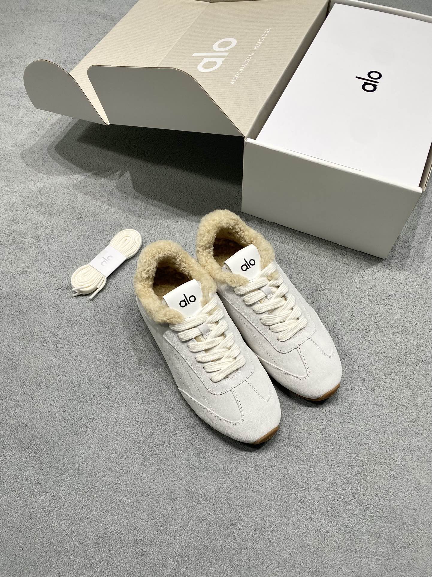 NO:693158,The original developed alo 25ss early autumn new Dexun shoes Forrest Gump shoes are made of wool and are thin-soled and not heavy on the feet at all! Very light! It looks even better with socks! And it’s the same style recommended by celebrities ~ the upper toes are super slim and the legs are very slim! Super suitable for us little girls ~ The overall shoe is also a classic cow suede design with a delicate texture on the upper! ! Fabric: Suede imported from Italy Lining: Sheep wool imported from Australia Outsole Original rubber outsole Size 35-40 (40 is custom-made and non-refundable) Price Extremely cost-effective, no bargaining for loose orders, casual shoes/sports shoes, sneakers, chamois leather19860909原版开发 alo 25ss 早秋新款德训鞋阿甘鞋羊毛里 薄底款上脚一点都不沉重！非常轻便！套上袜套搭配更好看！而且还是明星同款推荐～上脚超级显腿细！超级适合我们小个子女生～鞋子整体也是经典的牛反绒设计搭配鞋面细腻的纹路肌理感！！ 面料: 意大利进口麂皮 內里: 澳洲进口绵羊毛 大底原版橡胶大底 码数35-40（40定做不退换） 价格  极致性价比、散单不议价,休闲鞋/运动鞋,sneakers,chamois leather,Women's Shoes