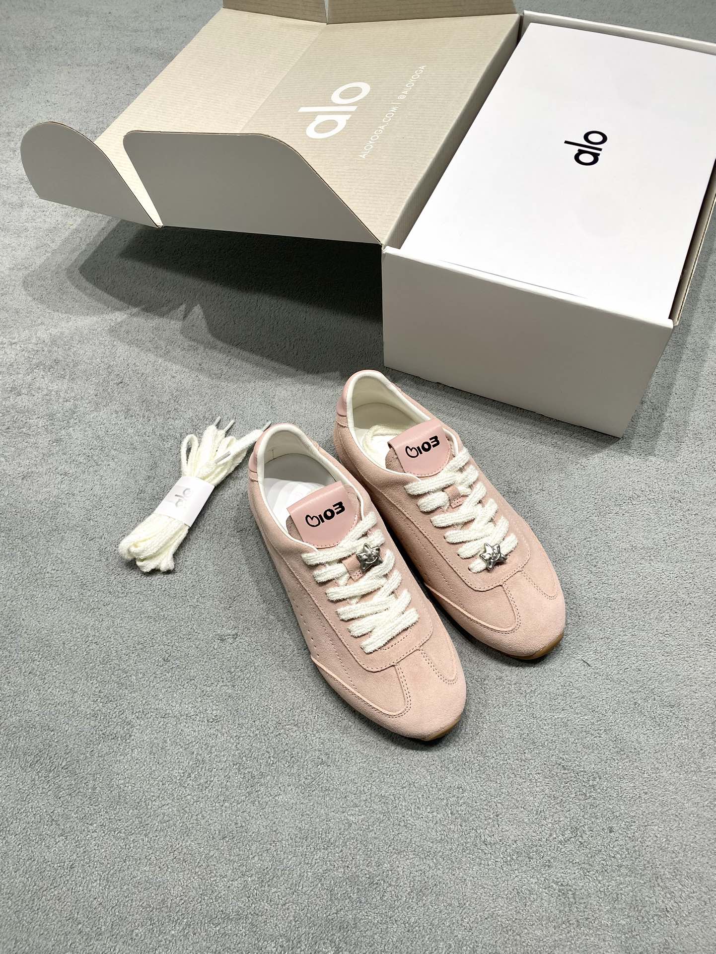 NO:693161,Originally developed, ALO x Jisoo is pink, playful, and defined by her. The world's top fashion lifestyle brand, ALO, once again joins hands with fashion icon Kim Jisoo Jisoo to present a new special shoe style - ALO x Jisoo Sunset Sneaker 'Bloom Pink' aloJisoo! The Jisoo and Alo collaboration is finally here! Pink moral training shoelaces, plush shoelaces, paired with co-branded exclusive logos. Fabric: suede imported from Italy. Lining: sheepskin imported from Australia. Original rubber outsole. Size 35-40 (customized for 40, non-returnable). Price. Extremely cost-effective, no bargaining for loose orders, casual shoes/sports shoes, sneakers, sheepskin, chamois leather19860909原版开发 ALO x Jisoo粉色·俏皮·由她亲自定义 全球顶级时尚生活方式品牌 ALO,再度携手时尚偶像金智秀Jisoo,共同呈现全新特别鞋款——ALO x Jisoo Sunset Sneaker「Bloom Pink」 aloJisoo！智秀德训鞋联名来啦 Jisoo和Alo的联名终于来了！ 粉色德训鞋带毛绒鞋带 再搭配联名专属logo 面料: 意大利进口麂皮 內里: 澳洲进口绵羊皮 大底原版橡胶大底 码数35-40（40定做不退换） 价格  极致性价比、散单不议价,休闲鞋/运动鞋,sneakers,sheepskin,chamois leather,Women's Shoes