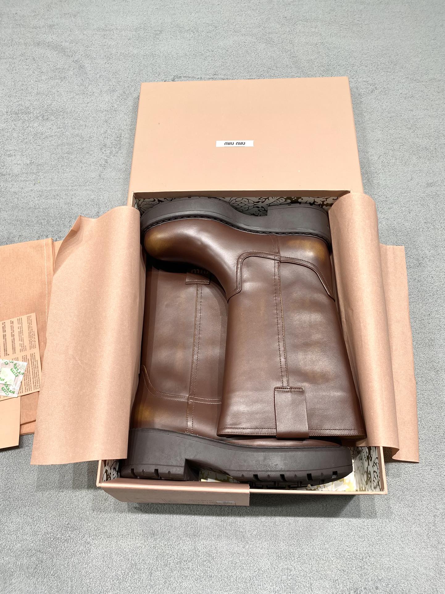 NO:692949,Original development, exclusive new product miumi* 25/Autumn and winter new suede mid-calf boots miumi* This autumn and winter are really exciting. They are so cool. They look rich at first glance. Limited edition for autumn and winter! Soft suede material, very soft and easy to wear! The feet feel great! It can be worn with a loose feeling and the legs are very straight! ! Full of punk style! Fabric: Two-color French calfskin/suede Lining: Italian imported cowhide lining Outsole original molded Tpu outsole Size 35-39 (customized for 40) Price Extremely cost-effective, quantity and price, no negotiation for bulk orders, boots, miumiu, boots, cowhide, chamois leather19860909原版开发 独家新品 miumi* 25/秋冬新款麂皮中筒靴 miumi* 今年秋冬确实很精彩啊 酷炫狂炸 一看就是很有钱的样子 秋冬限定款！柔软的麂皮材质 非常软巨好穿！脚感超赞！都能穿出宽松感而且非常显腿直！！朋克风十足！ 面料: 双色法国小牛皮/麂皮 內里: 意大利进口牛皮里 大底原版开模Tpu大底 码数35-39（40定做） 价格 极致性价比跑量价、散单不议价,靴子,miumiu,boots,cowhide,chamois leather,Women's Shoes