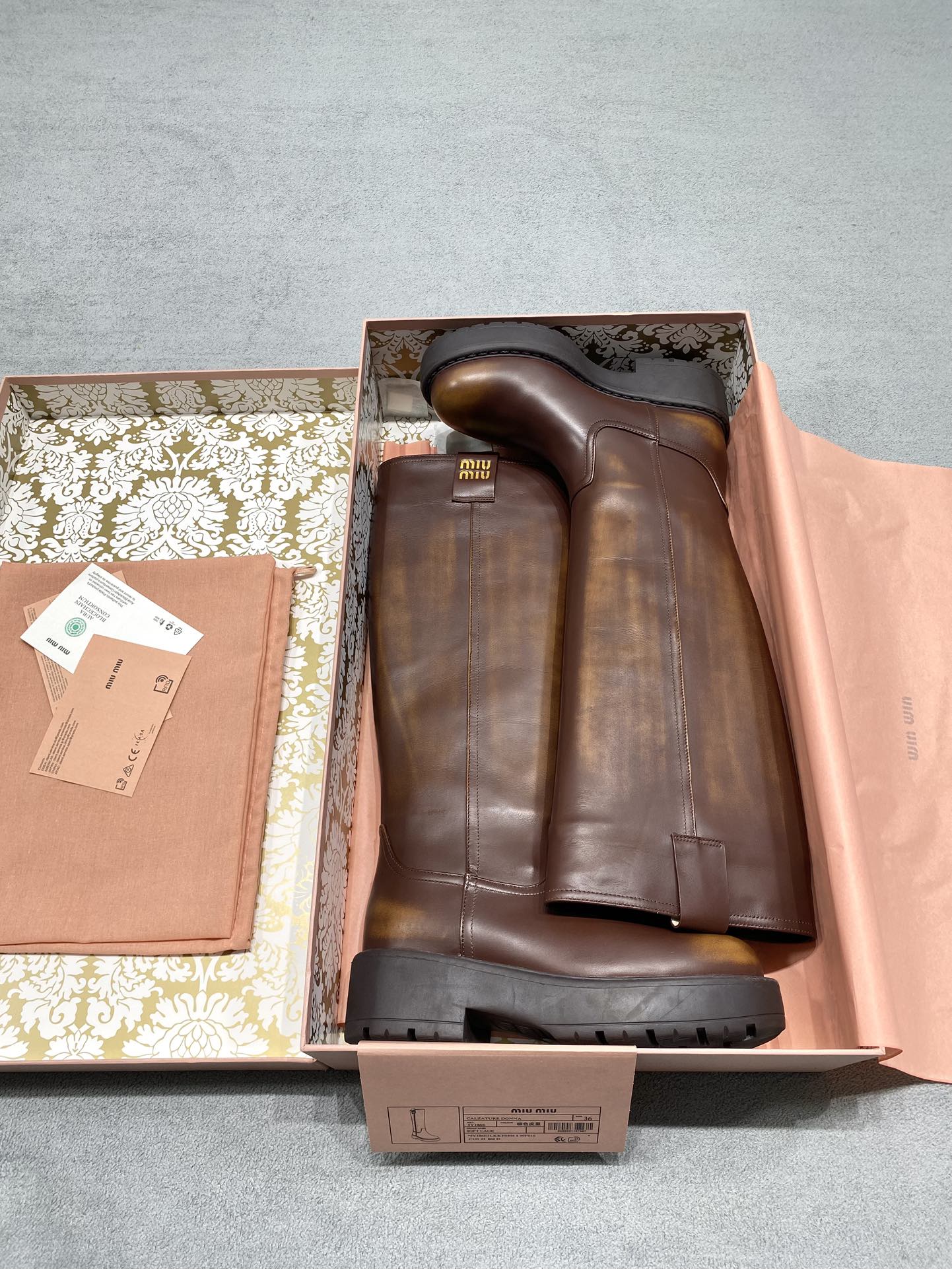 NO:692945,Miu mi* Miu Miu 25 double-eared thick-soled sleeve straight boots are one of the most worth-buying boots this year! There are so many Internet celebrities wearing miumiu* This autumn and winter are really cool. The autumn and winter limited edition is very difficult to buy at the counter. It looks very hard, but it is actually very soft and easy to wear! The feet feel great! The boots are wide, no matter whether your legs are thick or thin, you can wear them with a loose feeling and make your legs look very straight! ! Full of punk style! Fabric: Rubbed calfskin Lining: Italian imported cowhide lining Outsole original molded Tpu outsole Size 35-39 (customized in 40) Price Extremely cost-effective, quantity and price, no negotiation for bulk orders, boots, miumiu, boots, cowhide19860909Miu mi* 缪缪25 双耳厚底套筒直筒长靴 今年最值得入手的靴子 没有之一！超多网红明星上脚 miumiu*今年秋冬确实泰酷辣 秋冬限定款 专柜非常难买 看着很硬的样子 其实非常软巨好穿！脚感超赞！ 靴筒宽大 不管腿粗腿细 都能穿出宽松感而且非常显腿直！！朋克风十足！ 面料: 擦色小牛皮 內里: 意大利进口牛皮里 大底原版开模Tpu大底 码数35-39（40定做） 价格 极致性价比跑量价、散单不议价,靴子,miumiu,boots,cowhide,Women's Shoes