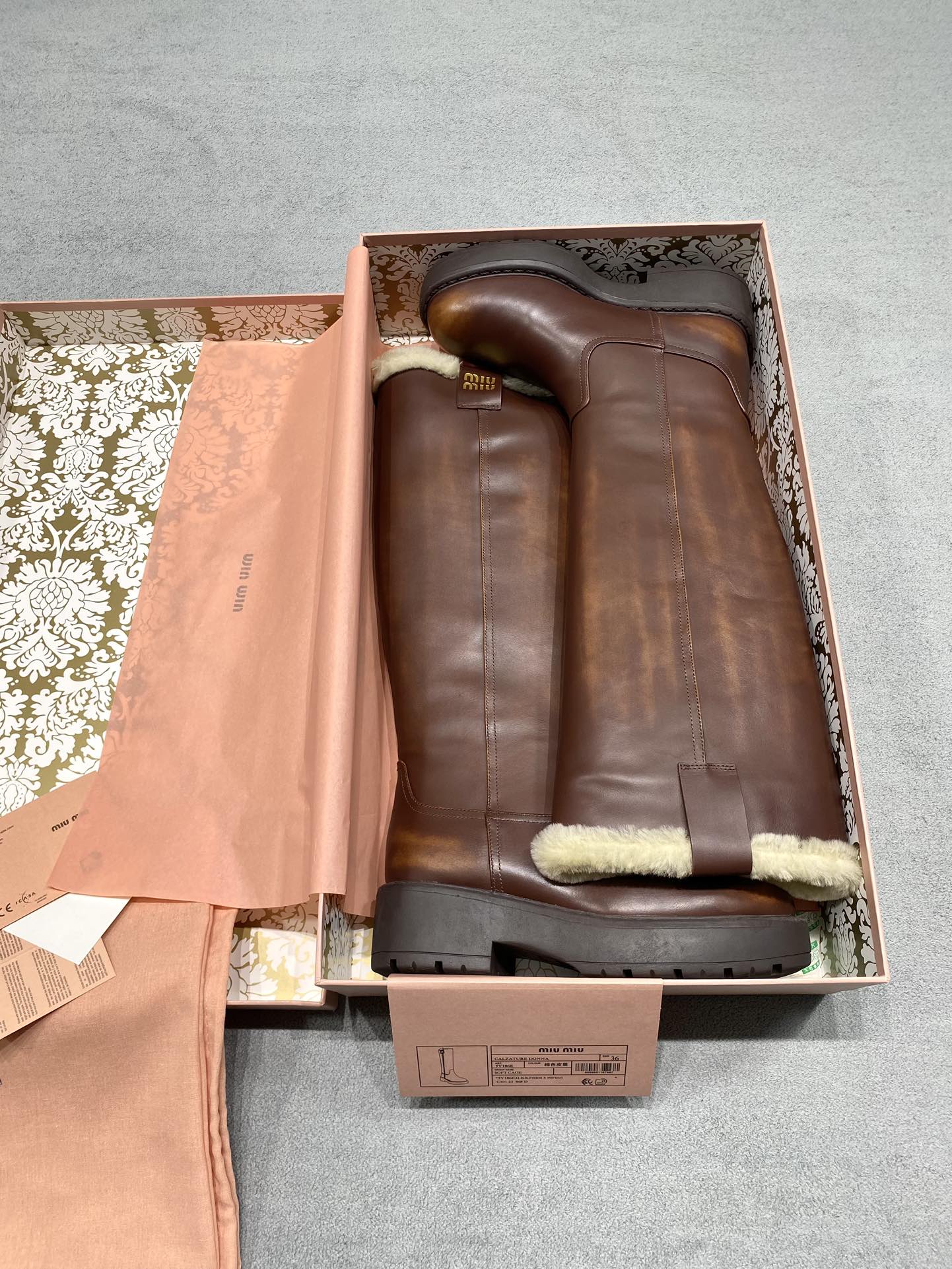 NO:692941,Miu mi* 25 double-eared thick-soled sleeve straight wool boots are full of winter atmosphere and you are not afraid of freezing your feet! One of the most worth-buying boots this year! Miumi is worn on the feet of many Internet celebrities* This autumn and winter are really cool. The autumn and winter limited edition is very difficult to buy in the counter. It looks very hard, but it is actually very soft and easy to wear! The feet feel great! The boots are wide, no matter whether your legs are thick or thin, you can wear them with a loose feeling and make your legs look very straight! ! Full of punk style! Fabric: Rubbed calfskin Lining: Australian imported lamb wool Outsole Original open molded Tpu outsole Size 35-39 (customized in 40) Price Extremely cost-effective, quantity and price, no negotiation for bulk orders, boots, miumiu, boots, cowhide19860909Miu mi* 25 双耳厚底套筒直筒羊毛长靴 冬日氛围感十足 不怕冻脚啦！今年最值得入手的靴子 没有之一！超多网红明星上脚 miumi*今年秋冬确实泰酷辣 秋冬限定款 专柜非常难买 看着很硬的样子 其实非常软巨好穿！脚感超赞！ 靴筒宽大 不管腿粗腿细 都能穿出宽松感而且非常显腿直！！朋克风十足！ 面料: 擦色小牛皮 內里: 澳洲进口羊羔毛 大底原版开模Tpu大底 码数35-39（40定做） 价格 极致性价比跑量价、散单不议价,靴子,miumiu,boots,cowhide,Women's Shoes