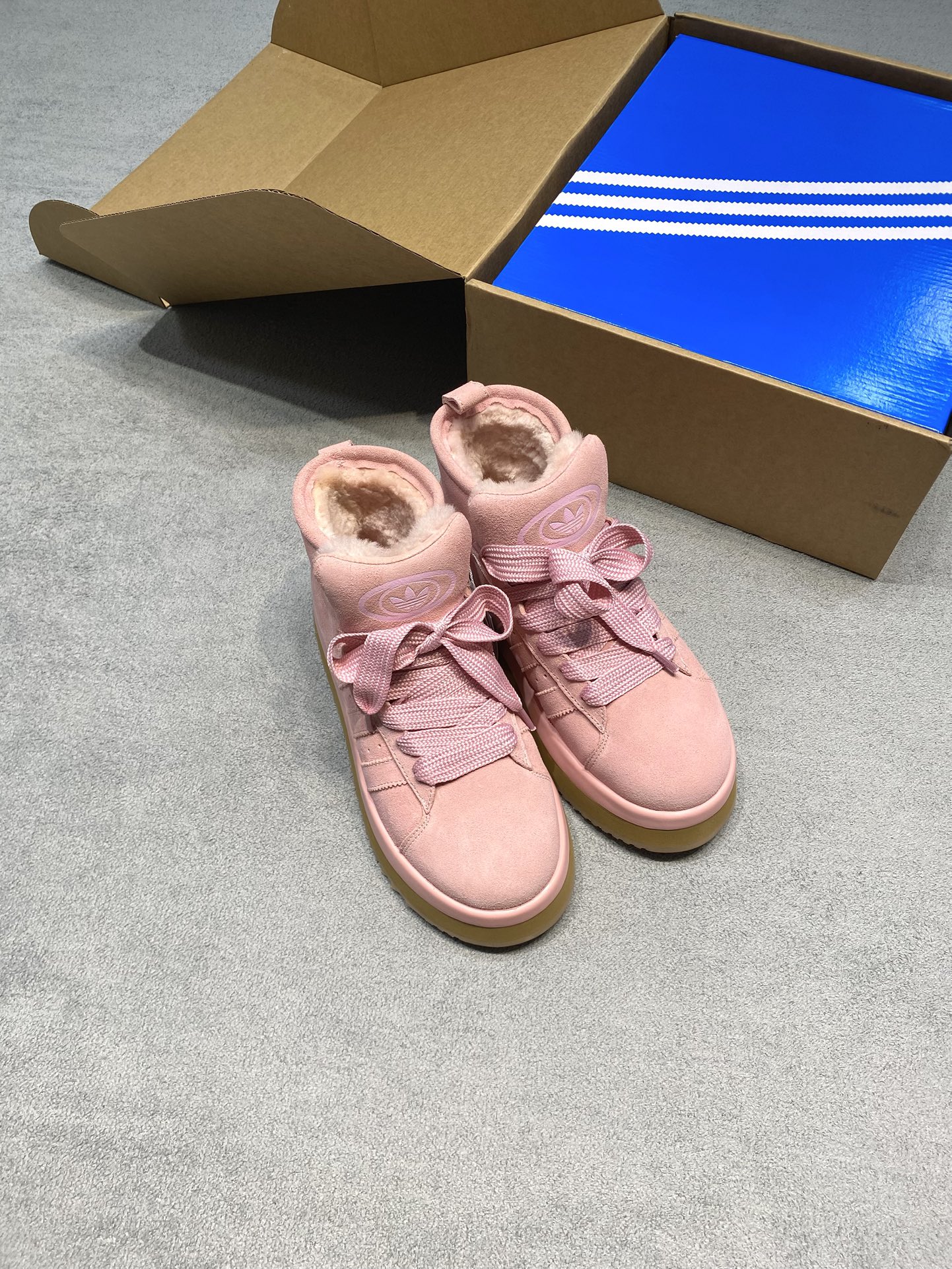 NO:693014,Adidas News | Song Yuqi’s same style of furry boots. In winter, you need warm furry boots!  The design is super easy to wear and you can go out as soon as you step on it~ Retro brown with thick velvet inside, you are not afraid of it at all in the snow. The fur slippers with clover's 'soft dopamine' color dopamine color are so girly. Black/brown/pink/khaki four colors, low saturation and white, yellow and black leather can be easily controlled. Wear it out in autumn and winter, your feet will feel like stepping on clouds, it is a 'hit the center at first glance' style~ Plush plus thick sole = warmth and long legs  The inside is fluffy and warm, and it feels soft and fufu when you step on it. The thick sole can also quietly 'increase height'. When paired with leggings or wide-leg pants, it looks like 'legs are two meters longer.' It is comfortable to wear at home, and it is also 'elegant' to wear with a coat when going out. It is the king of 'warmth + leg lengthening' online style~ The bread shoe shape is soft, cute and versatile  The round toe + suede texture are soft and cute, and the feet are small. It is suitable for home slippers and outdoor wear. It is a treasure design of 'spending one money to get two kinds of happiness'. The details are ecstatic. Size 35-40, snow boots, adidas, boots, slippers, chamois leather19860909Adidas速报|宋雨琦同款毛茸茸毛毛靴 冬天就要暖乎乎的毛毛靴！ 设计超好穿 踩上就出门～ 复古棕搭配内里厚厚的绒毛 下雪天也完全不怕哦 三叶草“软乎乎多巴胺”配色的毛毛拖鞋 多巴胺配色太戳少女心 黑/棕/粉/卡其四色,低饱和又显白,黄黑皮也能轻松驾驭,秋冬天穿出去,脚像踩在云朵里,属于“一眼击中心巴”的款～ 加绒+厚底=保暖显腿长 内里毛茸茸暖呼呼,踩上去软fufu,厚底还能悄悄“增高”,搭leggings、阔腿裤都像“腿长两米”,宅家穿舒服,出街配大衣也很“雅”,是“保暖+显腿长”双在线的王炸款～ 面包鞋型软萌又百搭 圆乎乎的鞋头+麂皮质感,软萌还显脚小,当家居拖、外穿都不违和,属于“花一份钱get两种快乐”的宝藏设计,细节控狂喜 码数35-40,雪地靴,adidas,boots,slippers,chamois leather,Women's Shoes