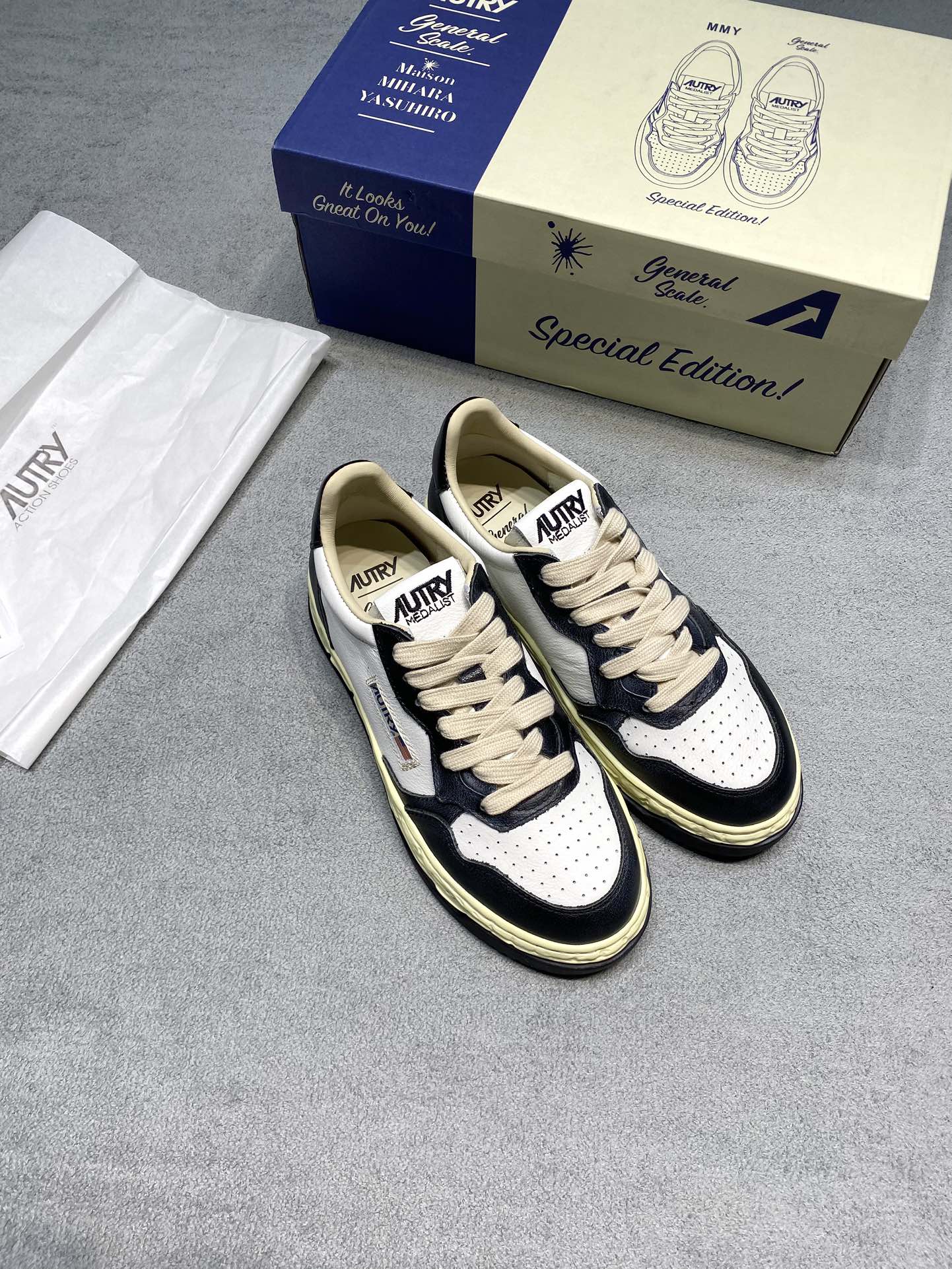 NO:693108,The original developed 26ss autry co-branded mmy Autry x Maison MIHARA YASUHIRO General Scale. The collaborative capsule series 'Broken Something' is newly launched, perfectly integrating Autry's retro American aesthetics with Mihara Yasuhiro's pioneering design philosophy and exquisite craftsmanship. The series includes three neutral colors of black and white, and a two-color limited edition. This series is reshaped based on Autry's classic Medalist shoe shape. While retaining the original pure style of the upper, the midsole and exaggerated outsole are created through clay model sculpture technology, further deepening the narrative of Mihara Yasuhiro's design genes and giving the shoes a sculptural three-dimensional sense and complex texture. The sole is completed through four manual processes, showing a unique retro texture. Fabric: Italian first-grain cowhide Inner: Original lining Outsole Original outsole Size 35-45 (Customized size 40 for women, 46 for men) Price: Extremely cost-effective, quantity-based price, no negotiation for bulk orders, casual shoes/sports shoes, mmy, sneakers, cowhide19860909原版开发26ss autry 联名mmy Autry x Maison MIHARA YASUHIRO General Scale.合作胶囊系列「破碎之物（Broken Something）」全新上市,完美融合Autry复古的美式美学,与三原康裕极具先锋精神的设计哲学与精湛工艺.该系列包含三款中性配色黑色、白色,以及一款双色限定款.  该系列基于Autry经典Medalist鞋型进行重塑,在保留鞋面原始纯粹风格的同时,通过黏土模型雕塑工艺打造中底与夸张外底,进一步深化叙述三原康裕的设计基因,赋予鞋履雕塑般的立体感和复杂肌理.鞋底经四道手工工序完成,呈现出独具韵味的复古质感. 面料: 意大利头层牛皮 內里: 原版内里 大底原版大底 码数35-45（女40、男46定做） 价格 极致性价比跑量价、散单不议价,休闲鞋/运动鞋,mmy,sneakers,cowhide,Women's Shoes