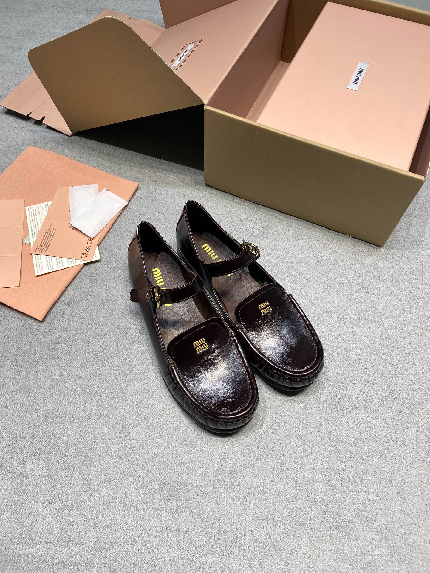 NO:693040,56ss new model for the order fair, original development of Miu Miu Mary Jane black burgundy buckle loafers, small leather shoes, low-heeled design, OK for daily commuting or leisure, looks great with jeans and hems, full of girly feeling ~ Fabric: Italian imported butter leather Lining: Australian imported sheepskin outsole Original outsole Size 35-39 (customized at 40) Price Extremely cost-effective, quantity and price, no negotiation for bulk orders, loafers, miumiu, loafers, mary jane, jeans, sheepskin1986090956ss 订货会新款 原版开发Miu Miu 玛丽珍 黑色 酒红搭扣乐福鞋 小皮鞋 低跟设计,日常通勤或休闲都OK, 搭牛仔裤、下摆群 都很出彩,少女感拉满～ 面料: 意大利进口牛油皮 內里: 澳洲进口绵羊皮 大底原版大底 码数35-39（40定做） 价格 极致性价比跑量价、散单不议价,乐福鞋,miumiu,loafers,mary jane,jeans,sheepskin,Women's Shoes