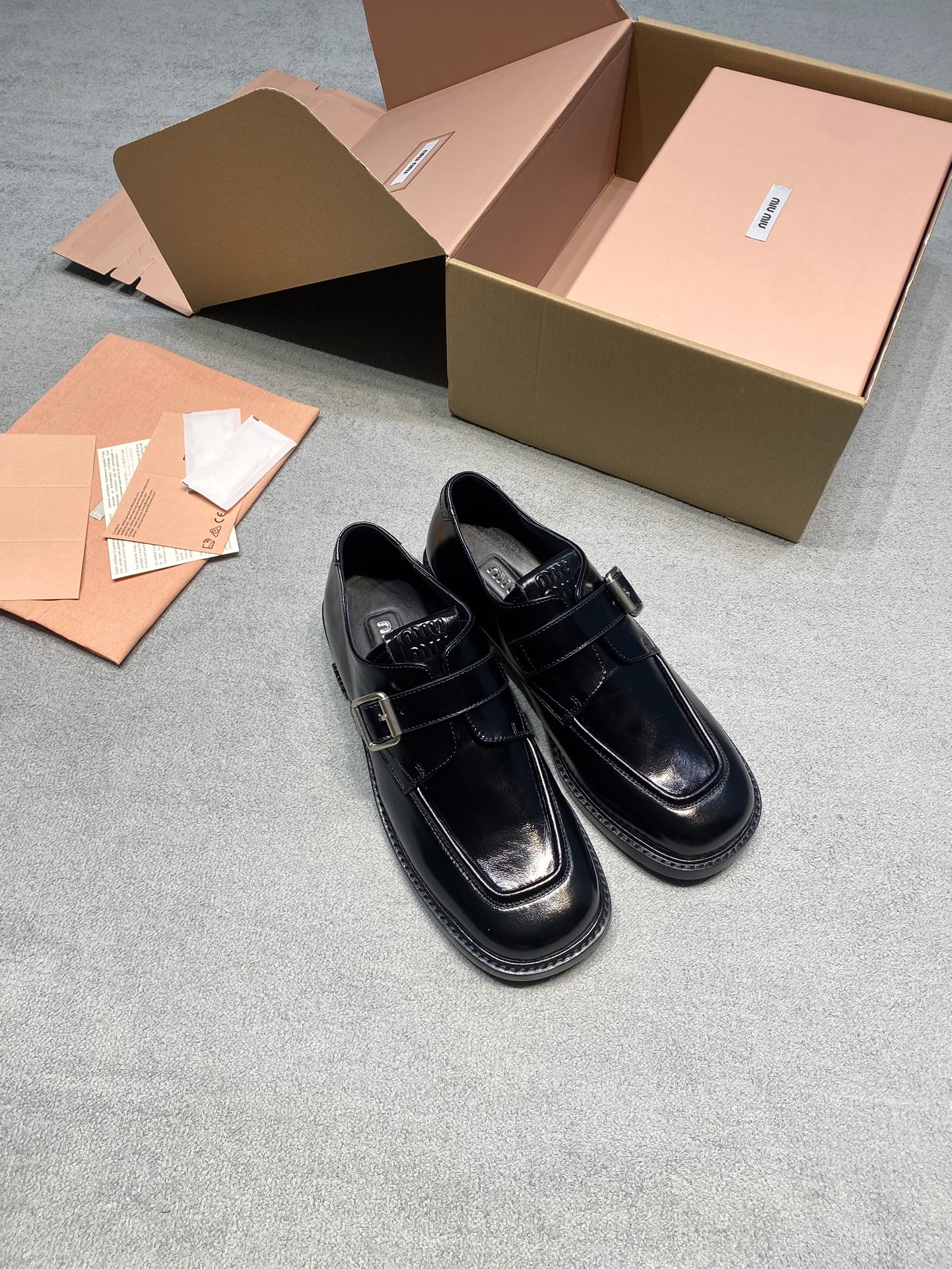 NO:693016,Original development of Miu Miu black burgundy buckle loafers, retro square toe + metal buckle, small leather shoes, heels Miu Miu new season buckle brogue loafers, retro design with boyish temperament, plus simple line design of classic brogue shoes, decorated with Miu Miu logo buckle and other metal details, and equipped with engraved logo metal buckle ribbon, unique neutral temperament design, giving people a disordered and rebellious fashion sense. Low-heeled design, suitable for daily commuting or leisure, looks great with jeans and trousers, full of retro feel ~ Fabric: Butter leather imported from Italy Lining: Australian imported sheepskin outsole Original outsole Size 35-39 (customized for 40) Price Extremely cost-effective, quantity-priced, no negotiation for loose orders, loafers, miumiu, loafers, jeans, sheepskin19860909原版开发Miu Miu 黑色 酒红搭扣乐福鞋 复古方头+金属搭扣 小皮鞋 跟鞋 Miu Miu新一季搭扣布洛克乐福鞋,带有少年气质的复古设计,外加经典布洛克鞋线条简约设计,饰以Miu Miu徽标搭扣等金属细节,并配有雕刻徽标金属搭扣饰带,独有的中性气质设计,给人一种失序而叛逆的时髦感. 低跟设计,日常通勤或休闲都OK, 搭牛仔裤、西裤都很出彩,复古感拉满～ 面料: 意大利进口牛油皮 內里: 澳洲进口绵羊皮 大底原版大底 码数35-39（40定做） 价格 极致性价比跑量价、散单不议价,乐福鞋,miumiu,loafers,jeans,sheepskin,Women's Shoes