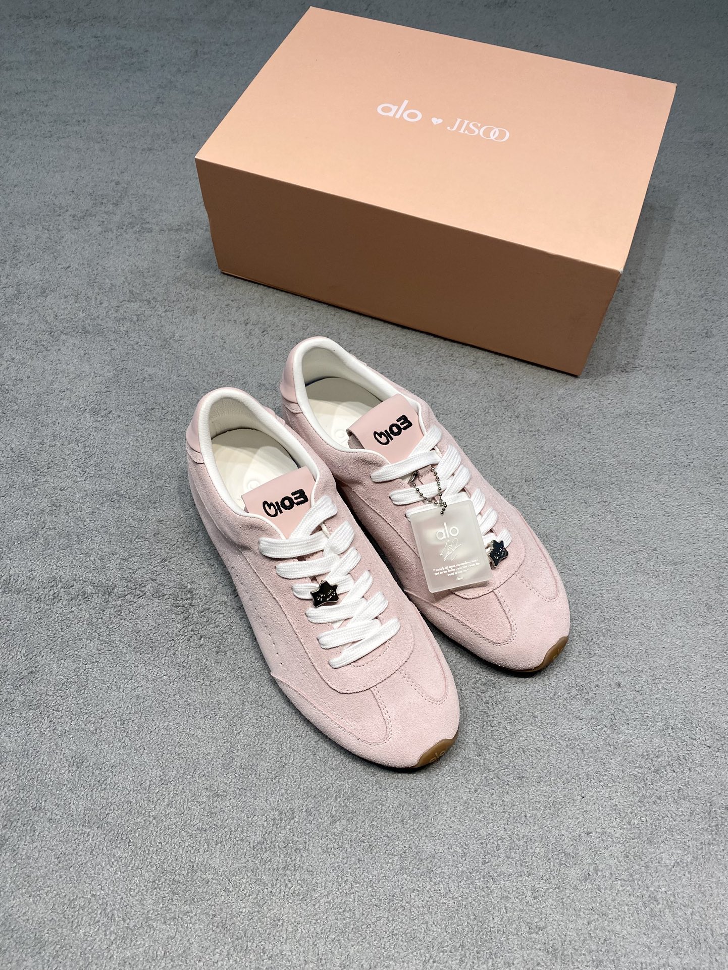 NO:693146,Originally developed, ALO x Jisoo is pink, playful, and defined by her. The world's top fashion lifestyle brand, ALO, once again joins hands with fashion icon Kim Jisoo Jisoo to present a new special shoe style - ALO x Jisoo Sunset Sneaker 'Bloom Pink' aloJisoo! The Jisoo and Alo collaboration is finally here! Pink moral training shoelaces, plush shoelaces, paired with co-branded exclusive logos. Fabric: suede imported from Italy. Lining: sheepskin imported from Australia. Original rubber outsole. Size 35-40 (customized for 40, non-returnable). Price. Extremely cost-effective, no bargaining for loose orders, casual shoes/sports shoes, sneakers, sheepskin, chamois leather19860909原版开发 ALO x Jisoo粉色·俏皮·由她亲自定义 全球顶级时尚生活方式品牌 ALO,再度携手时尚偶像金智秀Jisoo,共同呈现全新特别鞋款——ALO x Jisoo Sunset Sneaker「Bloom Pink」 aloJisoo！智秀德训鞋联名来啦 Jisoo和Alo的联名终于来了！ 粉色德训鞋带毛绒鞋带 再搭配联名专属logo 面料: 意大利进口麂皮 內里: 澳洲进口绵羊皮 大底原版橡胶大底 码数35-40（40定做不退换） 价格 极致性价比、散单不议价,休闲鞋/运动鞋,sneakers,sheepskin,chamois leather,Women's Shoes