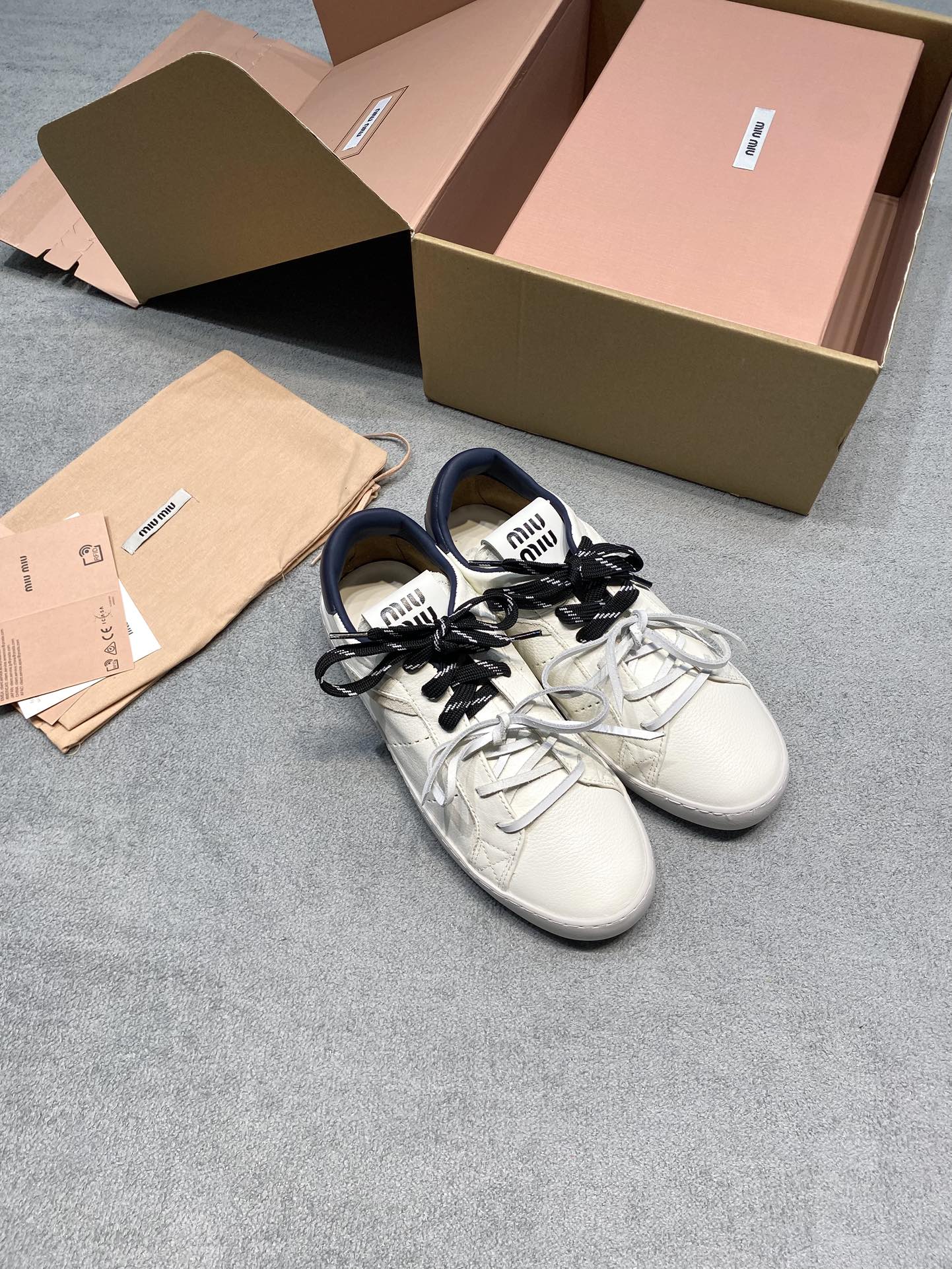 NO:693059,Original development Miu Mi* Miu Miu 26ss New Year, paired with king white shoes, flat double shoelaces, this year's main recommended models, brown tail, black tail, green tail, navy blue, red tail, always wearable, classic fashion feel will not go out of style after several years of wear, simple and advanced, casual matching, hurry up and get the same style! ! ! Fabric: Cowhide imported from Italy Lining: Sheepskin imported from Australia Original lightweight rubber sole Outsole Size 35-39 (customized for 40) Price requires airplane box + 8 Extremely cost-effective, quantity and price, no bargaining for bulk orders, casual shoes/sports shoes, miumiu, sneakers, cowhide, sheepskin19860909原版开发 Miu Mi*缪缪 26ss新春 搭配王者小白鞋 平底双鞋带 今年主推款 棕尾、黑尾、绿尾、藏青色、红尾 时穿时新 经典时尚感觉穿几年都不会过时 简约高级 随意搭配 赶紧get同款！！！ 面料: 意大利进口牛皮 內里: 澳洲进口绵羊皮 大底原版轻便橡胶底 码数35-39（40定做） 价格 要飞机盒+8 极致性价比跑量价、散单不议价,休闲鞋/运动鞋,miumiu,sneakers,cowhide,sheepskin,Women's Shoes