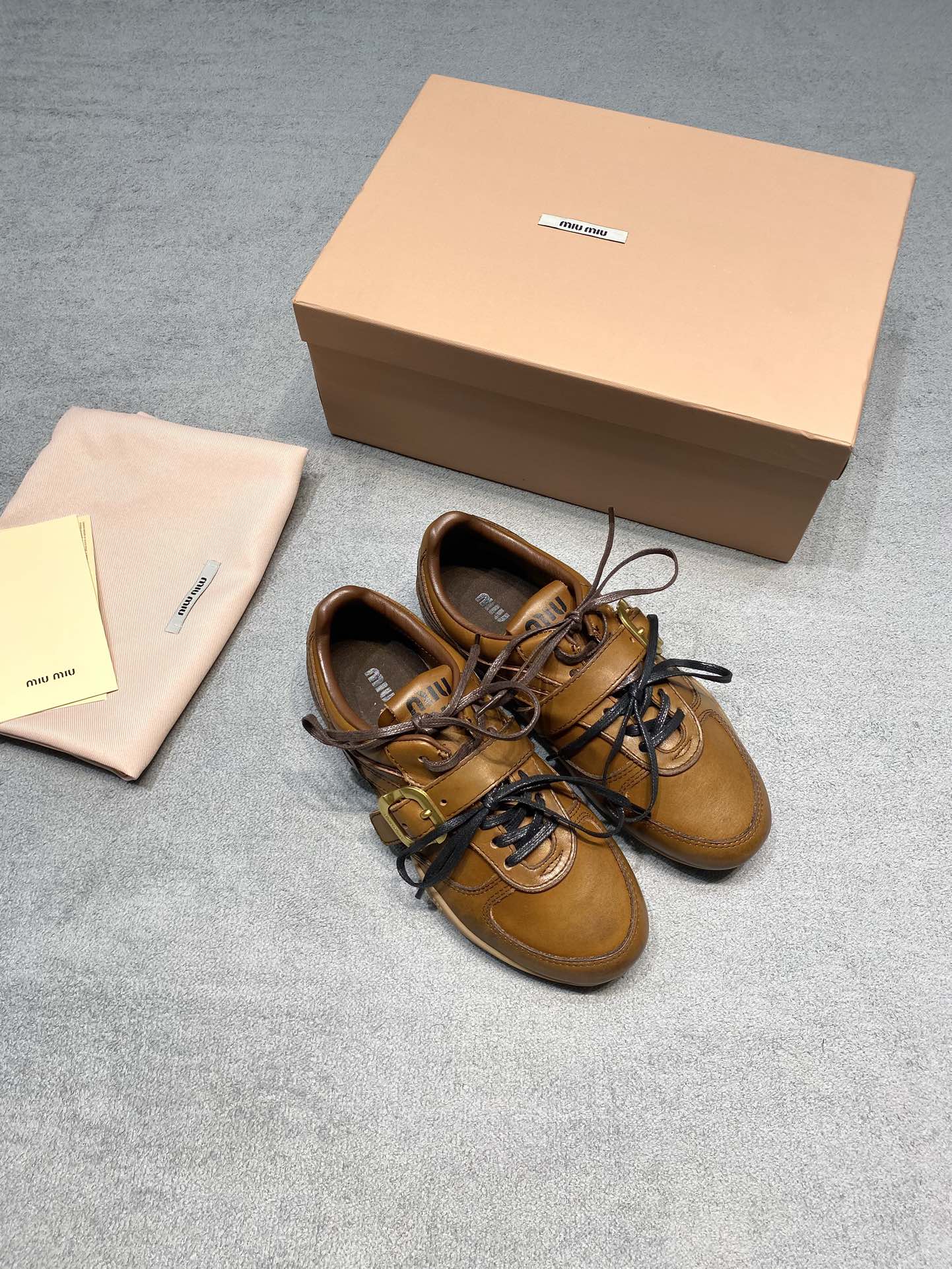 NO:693056,Miu Mi*Miu Miu 2025ss autumn and winter oil leather buckle retro moral training shoes Forrest casual shoes sneakers color caramel color fabric: imported first layer full-grain cowhide lining: imported Australian sheepskin outsole original outsole size 35-39 (customized in 40) price extremely cost-effective, quantity price, no negotiation for bulk orders, casual shoes/sports shoes, miumiu, sneakers, cowhide, sheepskin19860909Miu Mi*缪缪 2025ss 秋冬油皮搭扣复古德训鞋 阿甘休闲鞋运动鞋 颜色焦糖色 面料: 进口头层全粒面牛皮 內里: 进口澳洲羊皮 大底开模原版大底 码数35-39（40定做） 价格 极致性价比跑量价、散单不议价,休闲鞋/运动鞋,miumiu,sneakers,cowhide,sheepskin,Women's Shoes