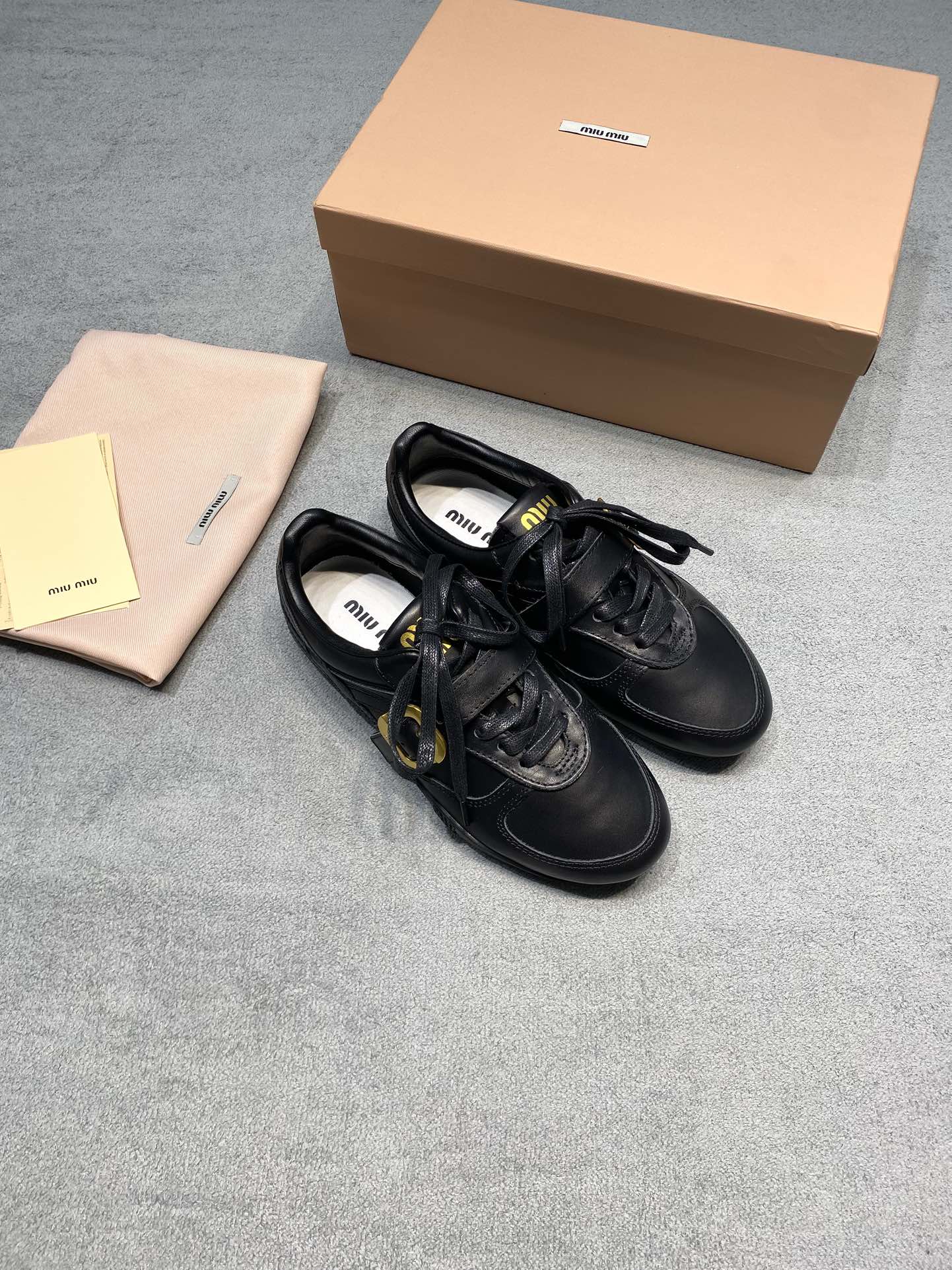 NO:693054,Miu Mi*Miu Miu 2025ss autumn and winter oil leather buckle retro moral training shoes Forrest Gump casual shoes sneakers color black fabric: imported first layer full-grain cowhide lining: imported Australian sheepskin outsole original outsole size 35-39 (customized in 40) price extremely cost-effective, quantity price, no negotiation for bulk orders, casual shoes/sports shoes, miumiu, sneakers, cowhide, sheepskin19860909Miu Mi*缪缪 2025ss 秋冬油皮搭扣复古德训鞋 阿甘休闲鞋运动鞋 颜色黑色 面料: 进口头层全粒面牛皮 內里: 进口澳洲羊皮 大底开模原版大底 码数35-39（40定做） 价格 极致性价比跑量价、散单不议价,休闲鞋/运动鞋,miumiu,sneakers,cowhide,sheepskin,Women's Shoes