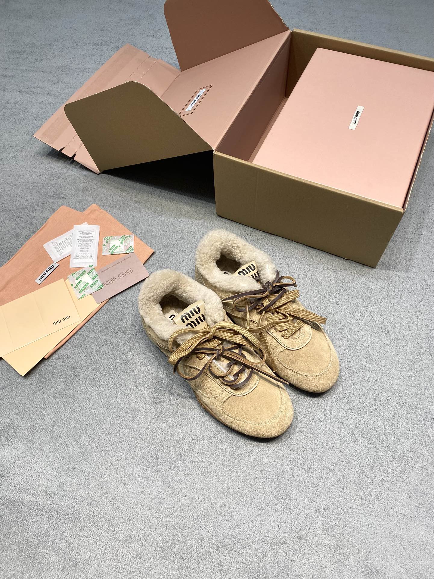 NO:692958,Original development of 25ss autumn and winter Miu Miu suede lamb wool flat-soled Forrest training shoes and wool shoes. A pair of sports shoes can keep warm, slimming and fashionable~ Finally, you no longer have to choose between 'good-looking' and 'warm' for winter shoes! Miu Miu's Gymnasium sneakers are really crazy - the combination of suede + lambswool is so gentle to the core. The inside of the shoes is as soft as a cloud. Stars with cold feet are ecstatic! The shoe style is a retro sports style, which goes well with jeans/leggings. Fabric: Suede imported from Italy. Lining: Sheep wool imported from Australia. Original rubber outsole. Size 35-39 (customized for 40). Price. Extremely cost-effective. Price based on quantity, no bargaining for loose orders, casual shoes/sports shoes, fur shoes, miumiu, sneakers, jeans, chamois leather19860909原版开发 25ss秋冬季 Miu Miu麂皮羊羔毛平底阿甘德训鞋 毛鞋 一双运动鞋能把保暖、显瘦、时髦全部拿捏～ 冬天的鞋终于不用在“好看”和“暖和”里二选一了！ Miu Miu这双Gymnasium运动鞋真的杀疯了—— 麂皮+羊羔毛的组合,一整个温柔到骨子里 鞋里软乎乎的像裹了团云 脚冷星人狂喜！ 鞋型是那种复古运动风,配牛仔裤/leggings都巨搭 面料: 意大利进口麂皮 內里: 澳洲进口绵羊毛 大底原版橡胶大底 码数35-39（40定做） 价格 极致性价比跑量价、散单不议价,休闲鞋/运动鞋毛毛鞋,miumiu,sneakers,jeans,chamois leather,Women's Shoes