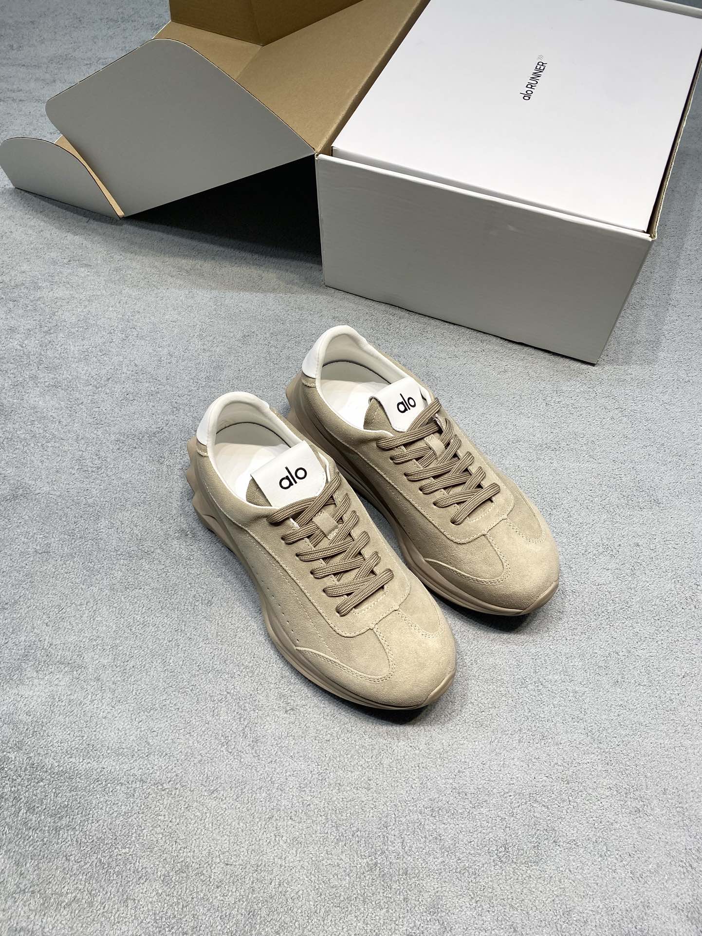 NO:693174,The original developed alo 25ss early autumn new thick-soled dad shoes for couples, casual shoes for men and women, very light! And it’s the same style recommended by celebrities ~ the upper toes are super slim and the legs are very slim! The overall shoe is also a classic cow suede design with a delicate texture on the upper! ! Fabric: Suede imported from Italy Lining: Australian imported sheepskin outsole original lightweight outsole Size women's size 35-40 (custom-made 40 non-returnable) Men's size 39-45 (custom-made 45 non-returnable) Price Men's model Extremely cost-effective, no bargaining for loose orders, casual shoes/sports shoes, sneakers, sheepskin, chamois leather19860909原版开发 alo 25ss 早秋新款厚底老爹鞋情侣款 男女休闲鞋 非常轻便！而且还是明星同款推荐～上脚超级显腿细！鞋子整体也是经典的牛反绒设计搭配鞋面细腻的纹路肌理感！！ 面料: 意大利进口麂皮 內里: 澳洲进口绵羊皮 大底原版轻便大底 码数女码35-40（40定做不退换） 男码39-45（45定做不退换） 价格 男款 极致性价比、散单不议价,休闲鞋/运动鞋,sneakers,sheepskin,chamois leather,Women's Shoes