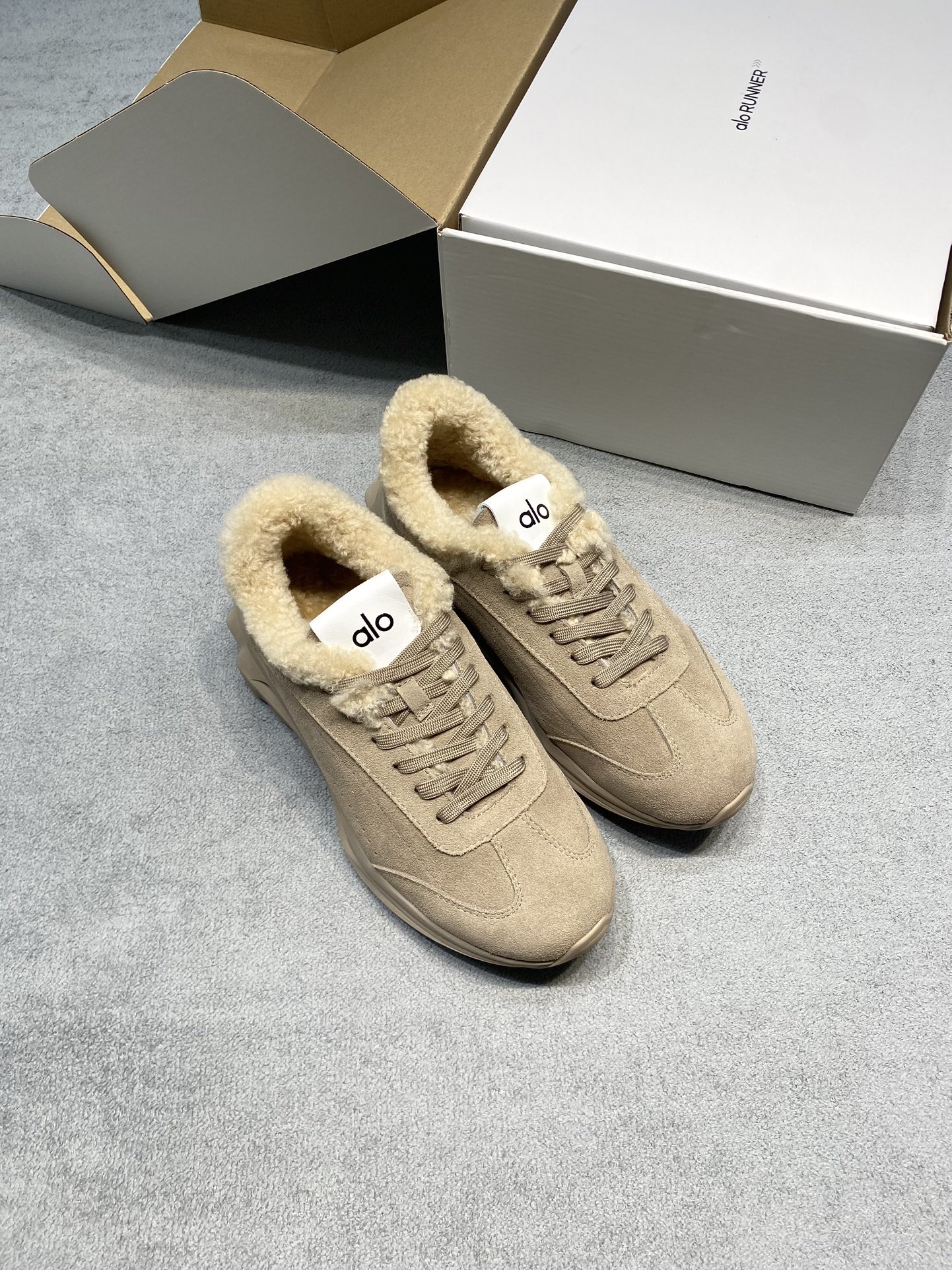 NO:693176,Original development of alo 25ss early autumn new thick-soled dad shoes for couples, men's and women's casual shoes, real wool lining, very light! And it’s the same style recommended by celebrities ~ the upper toes are super slim and the legs are very slim! The overall shoe is also a classic cow suede design with a delicate texture on the upper! ! Fabric: Suede imported from Italy Lining: Australian imported sheepskin outsole original lightweight outsole Size women's size 35-40 (custom-made 40 non-returnable) Men's size 39-45 (custom-made 45 non-returnable) Price Men's model Extremely cost-effective, no bargaining for loose orders, casual shoes/sports shoes, sneakers, sheepskin, chamois leather19860909原版开发 alo 25ss 早秋新款厚底老爹鞋情侣款 男女休闲鞋 真羊毛里 非常轻便！而且还是明星同款推荐～上脚超级显腿细！鞋子整体也是经典的牛反绒设计搭配鞋面细腻的纹路肌理感！！ 面料: 意大利进口麂皮 內里: 澳洲进口绵羊皮 大底原版轻便大底 码数女码35-40（40定做不退换） 男码39-45（45定做不退换） 价格 男款 极致性价比、散单不议价,休闲鞋/运动鞋,sneakers,sheepskin,chamois leather,Women's Shoes