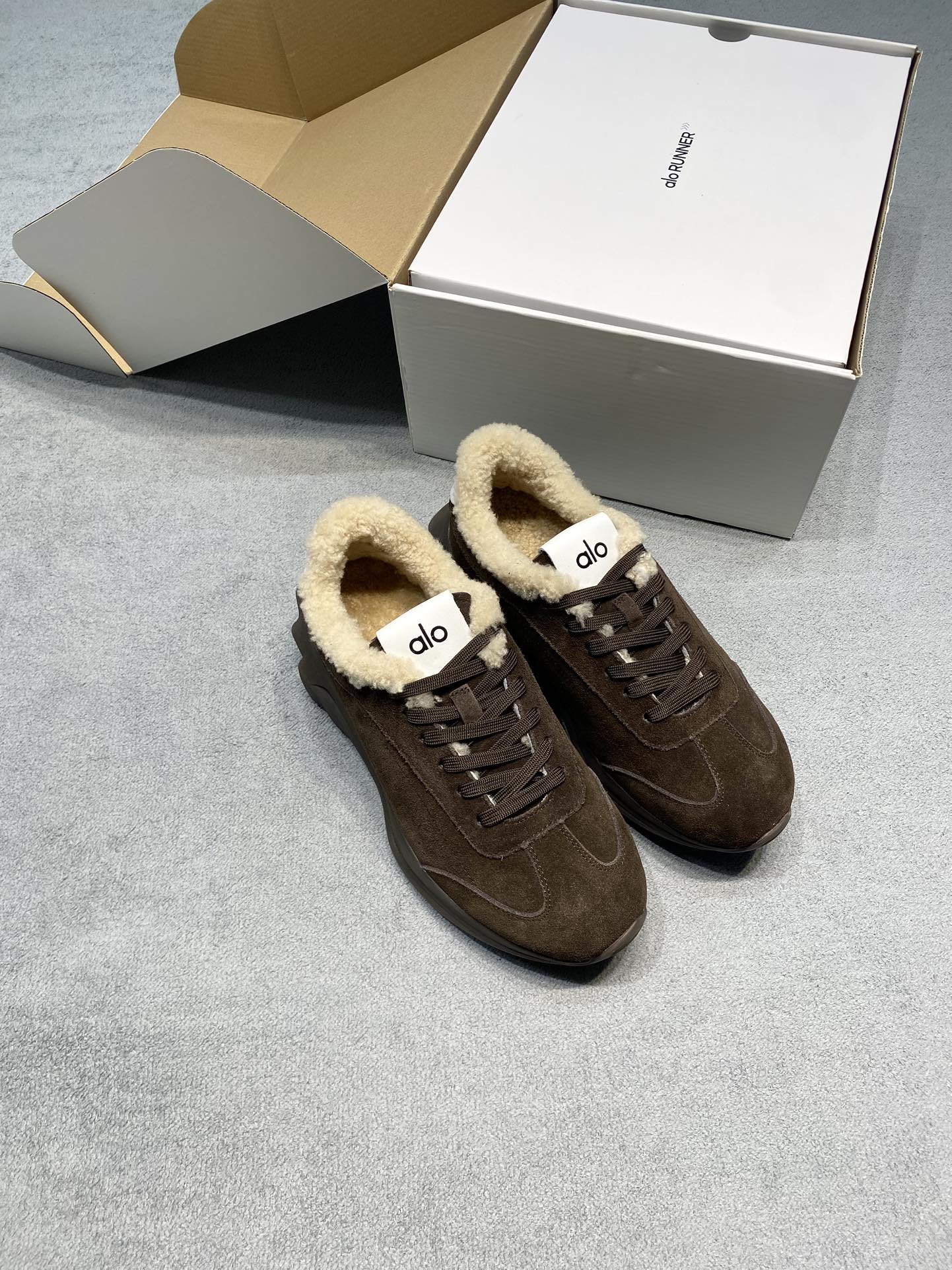 NO:693179,Original development of alo 25ss early autumn new thick-soled dad shoes for couples, men's and women's casual shoes, real wool lining, very light! And it’s the same style recommended by celebrities ~ the upper toes are super slim and the legs are very slim! The overall shoe is also a classic cow suede design with a delicate texture on the upper! ! Fabric: Suede imported from Italy Lining: Sheepskin imported from Australia Original lightweight outsole Size women's size 35-40 (40 is custom-made and non-returnable) Price Extremely cost-effective, no bargaining for loose orders, casual shoes/sports shoes, sneakers, sheepskin, chamois leather19860909原版开发 alo 25ss 早秋新款厚底老爹鞋情侣款 男女休闲鞋 真羊毛里 非常轻便！而且还是明星同款推荐～上脚超级显腿细！鞋子整体也是经典的牛反绒设计搭配鞋面细腻的纹路肌理感！！ 面料: 意大利进口麂皮 內里: 澳洲进口绵羊皮 大底原版轻便大底 码数女码35-40（40定做不退换） 价格 极致性价比、散单不议价,休闲鞋/运动鞋,sneakers,sheepskin,chamois leather,Women's Shoes