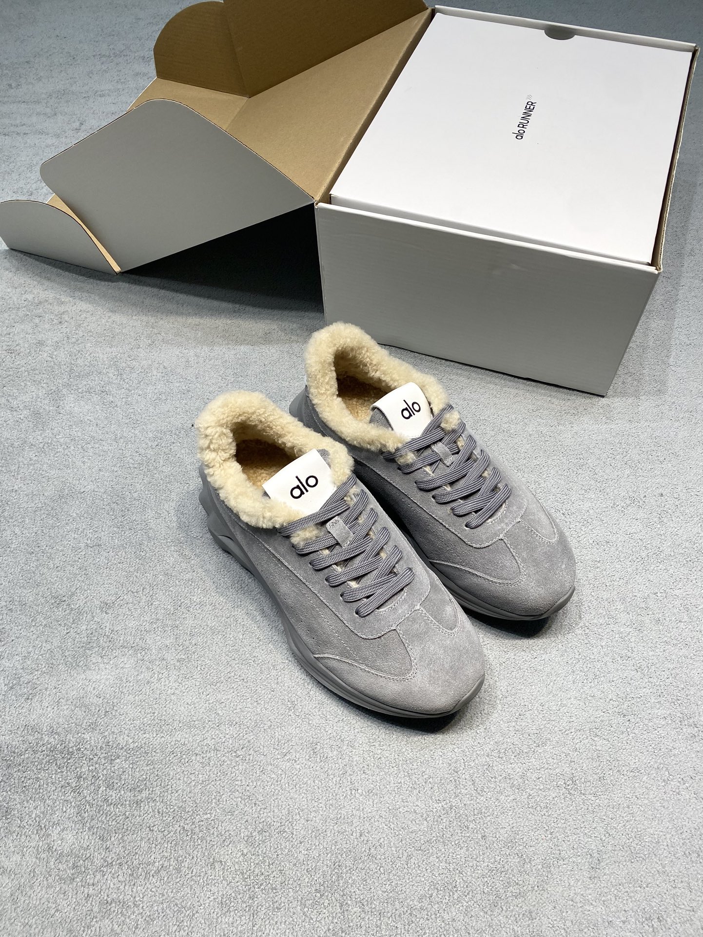 NO:693182,Original development of alo 25ss early autumn new thick-soled dad shoes for couples, men's and women's casual shoes, real wool lining, very light! And it’s the same style recommended by celebrities ~ the upper toes are super slim and the legs are very slim! The overall shoe is also a classic cow suede design with a delicate texture on the upper! ! Fabric: Suede imported from Italy Lining: Australian imported sheepskin outsole original lightweight outsole Size women's size 35-40 (custom-made 40 non-returnable) Men's size 39-45 (custom-made 45 non-returnable) Price Men's model Extremely cost-effective, no bargaining for loose orders, casual shoes/sports shoes, sneakers, sheepskin, chamois leather19860909原版开发 alo 25ss 早秋新款厚底老爹鞋情侣款 男女休闲鞋 真羊毛里 非常轻便！而且还是明星同款推荐～上脚超级显腿细！鞋子整体也是经典的牛反绒设计搭配鞋面细腻的纹路肌理感！！ 面料: 意大利进口麂皮 內里: 澳洲进口绵羊皮 大底原版轻便大底 码数女码35-40（40定做不退换） 男码39-45（45定做不退换） 价格 男款 极致性价比、散单不议价,休闲鞋/运动鞋,sneakers,sheepskin,chamois leather,Women's Shoes