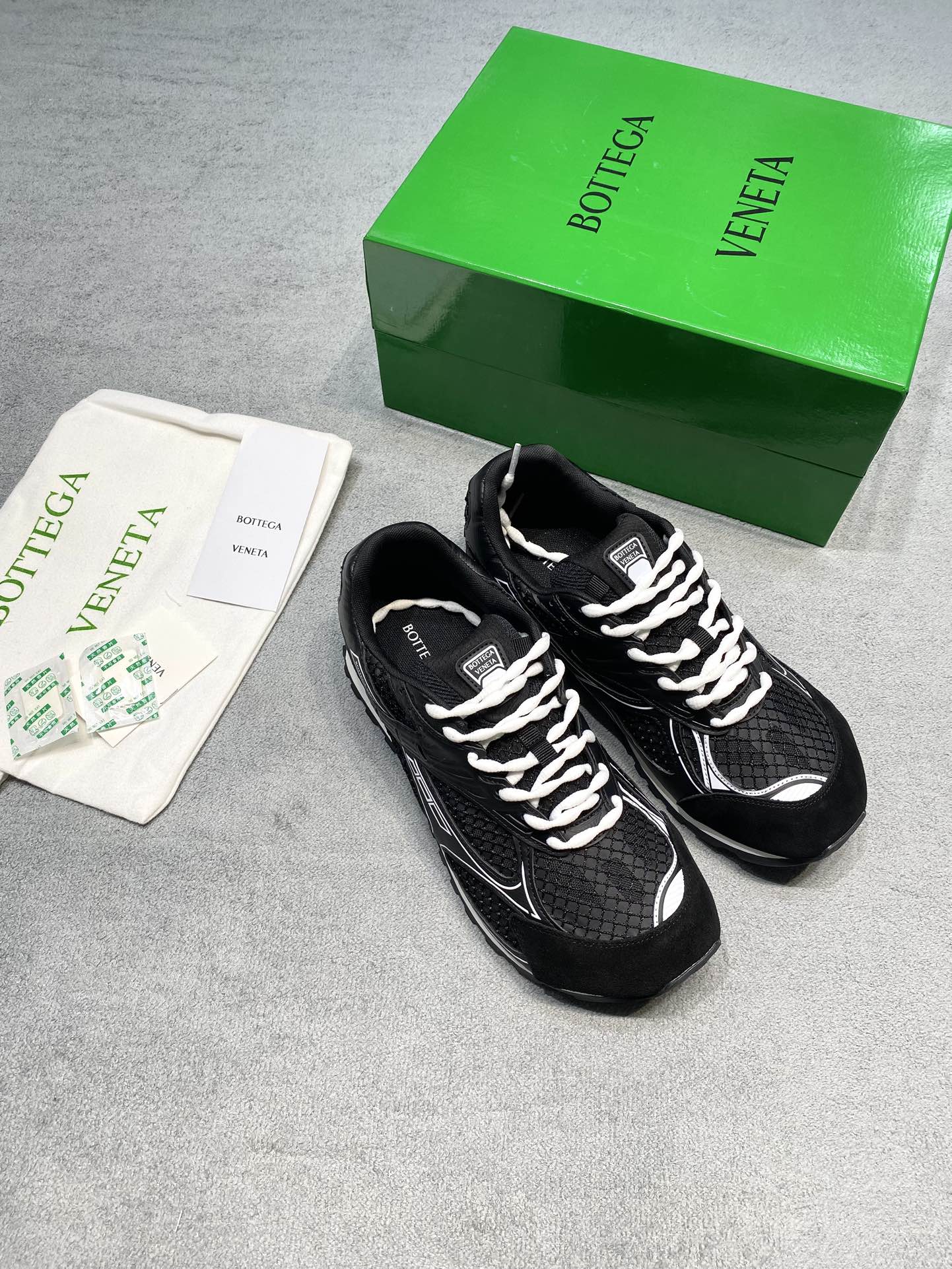 NO:693153,Back to the Millennium! BV ORBIT sneakers are really cool! Inspired by the free and casual retro style of the 1990s, Bottega Veneta launches a new unisex sneaker Orbit series. While ensuring casual comfort, the orbit sneakers are also meticulously crafted and matched with the selected mesh fabric to echo the brand's iconic Intreccio weaving elements to achieve a light foot feel. The exquisite and avant-garde design brings a new interpretation, paying tribute to individual style in the collision of function and silhouette, creating a timeless style. 'Dynamic' is Matthieu One of the important design concepts of Blazy. While being comfortable to wear, it can also elegantly modify the foot lines, and can be freely matched with trousers or skirts, allowing you to easily control a variety of daily styles. Fabric: Original molded film/cowboy Lining: Original breathable mesh/sheepskin outsole Original molded outsole Size: Female 35-40 (customized at 40) Male 39-45 (customized at 45) Price Film Cowboy Men's Extremely cost-effective, no bargaining.,casual shoes/sports shoes,bottega veneta,bottega veneta,sneakers,skirts,sheepskin19860909回归千禧年！BV ORBIT 运动鞋真的好帅！ Bottega Veneta 以 90 年代自由随性的复古风格为灵感,推出全新的中性运动鞋 Orbit 系列. orbit 运动鞋在保证休闲舒适的同时,不乏造型设计的精细雕琢,搭配甄选网纱面料呼应品牌标志性 Intreccio 编织元素,以此实现轻盈的脚感. 以精致前卫的设计带来全新的演绎,在功能与廓形的碰撞中致敬个性风采、打造永不过时的造型风格. “动态”是Matthieu Blazy 的重要设计理念之一.在 穿着舒适的同时,还可以优雅修饰足部线条,更能自由搭配裤装或裙装,轻松驾驭多种日常风格. 面料: 原版开模胶片/牛猄 內里: 原版透气网/羊皮 大底原版开模大底 码数女35-40（40定做） 男39-45（45定做） 价格胶片 牛猄 男款 极致性价比,不议价.,休闲鞋/运动鞋,bottega veneta,bottega veneta,sneakers,skirts,sheepskin,Women's Shoes